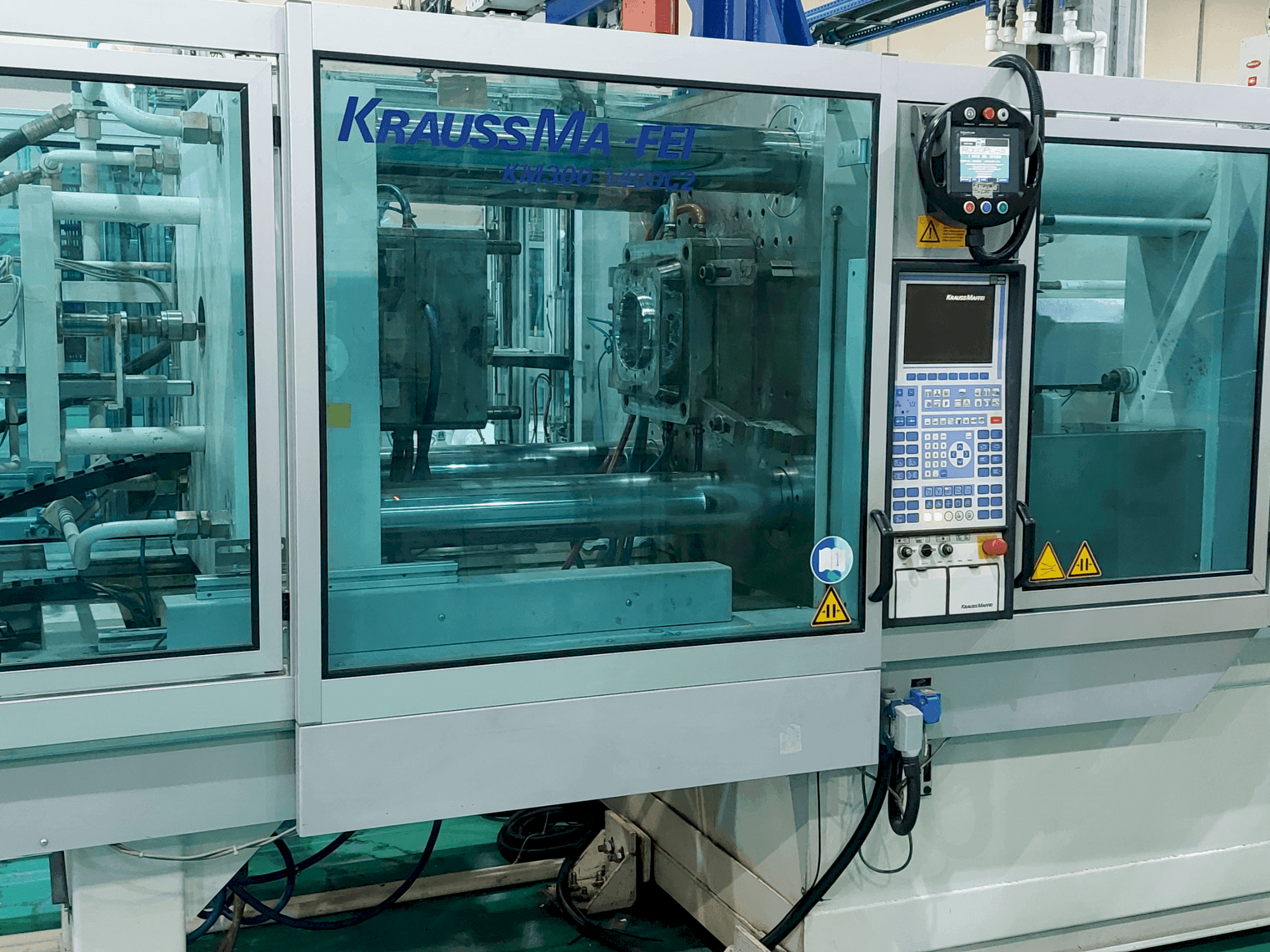 Vista Frontal da Krauss Maffei 300 – 1400 C2 máquina