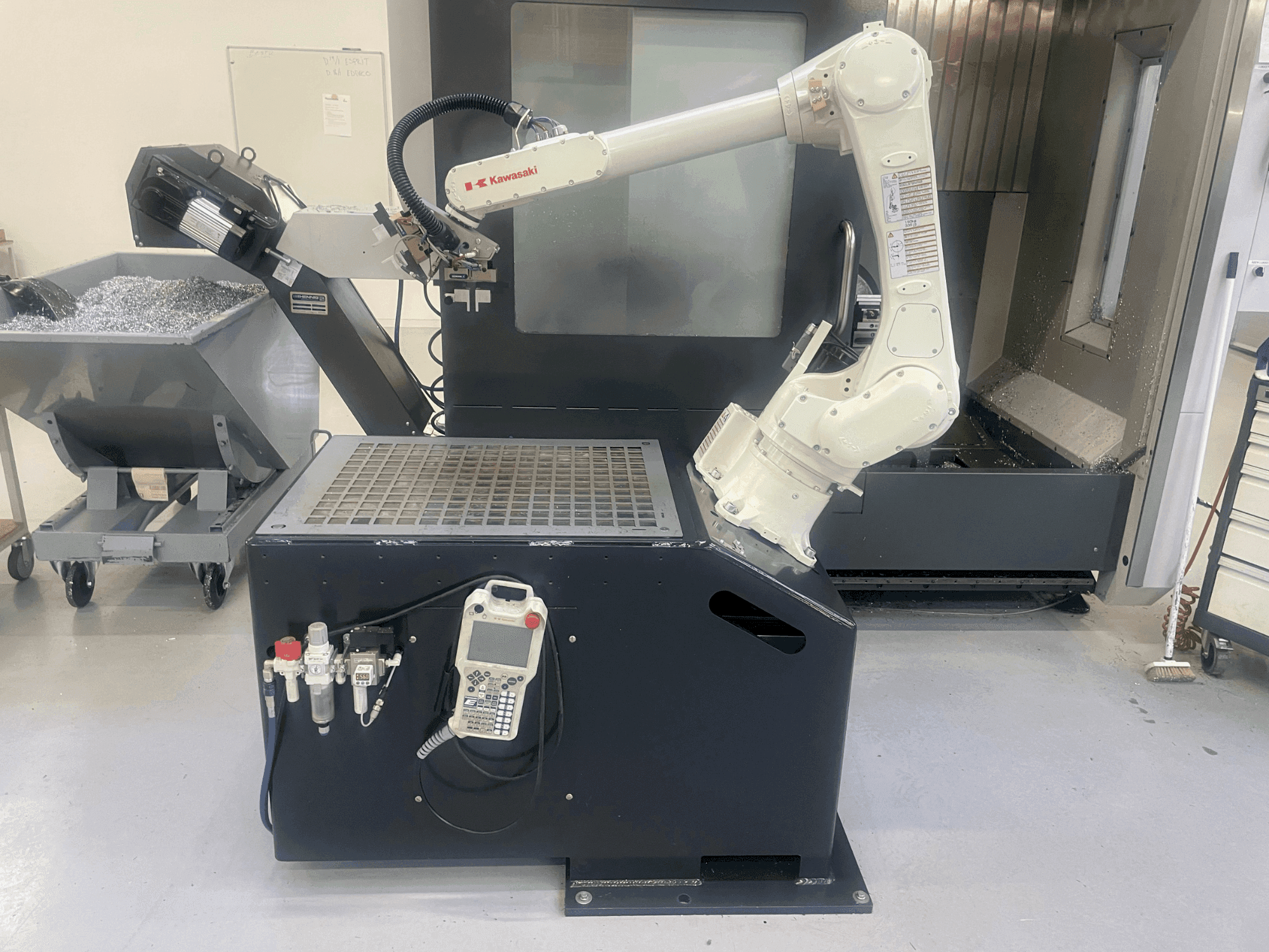 Vista Frontal da Kawasaki RS006L máquina