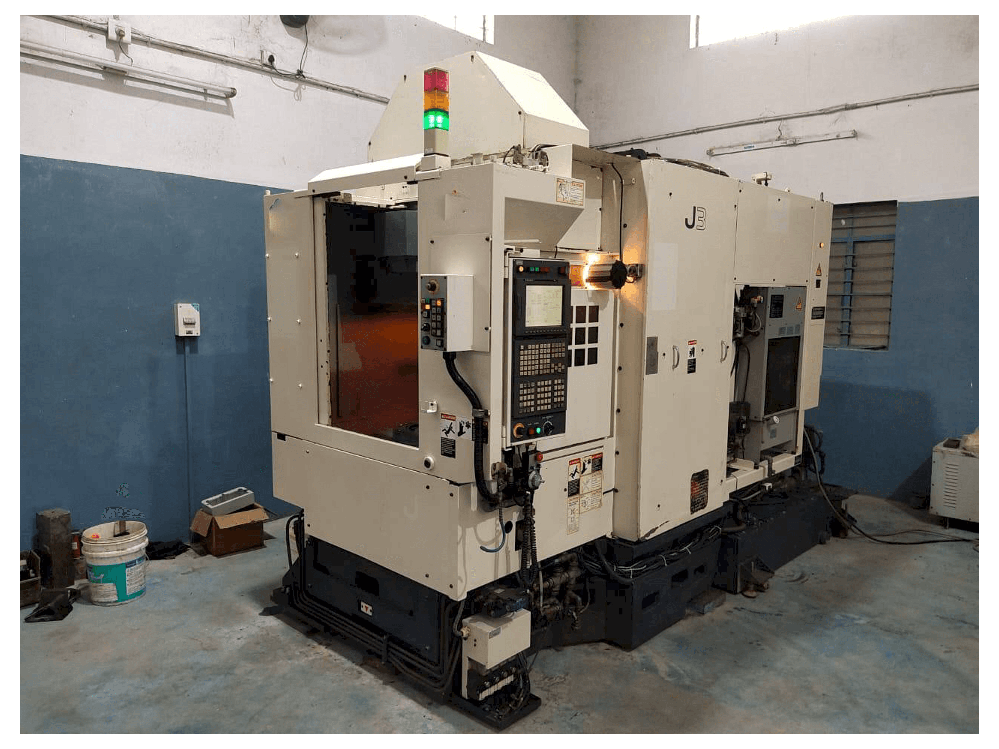 Vista Frontal da Makino J3 máquina