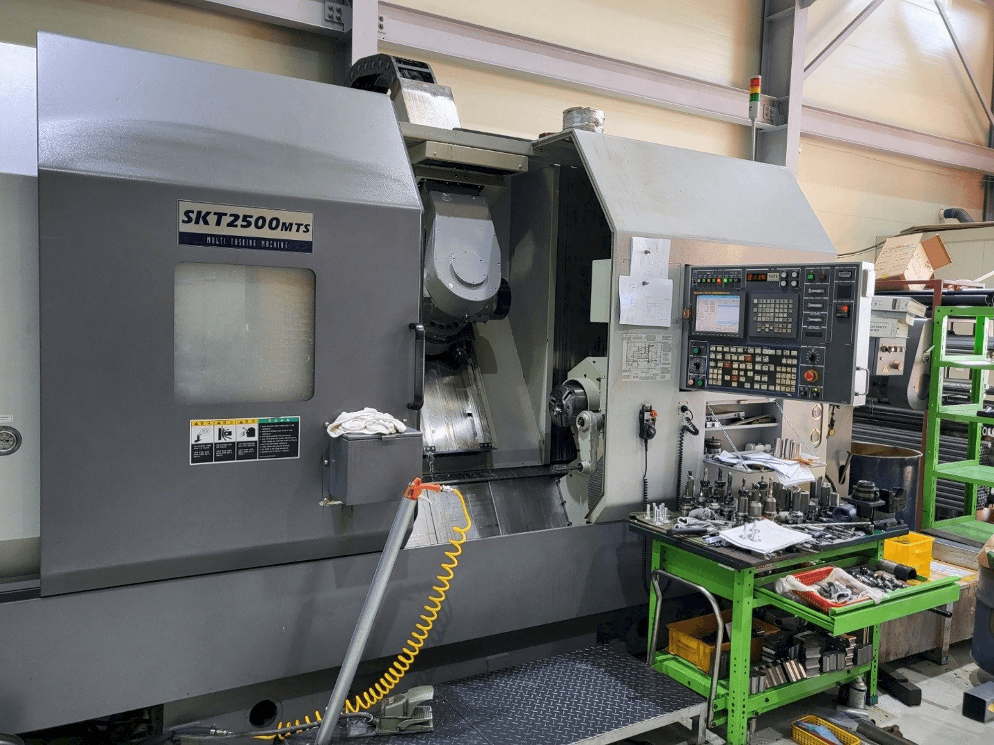 Vista Frontal da Hyundai Wia SKT2500MTS máquina