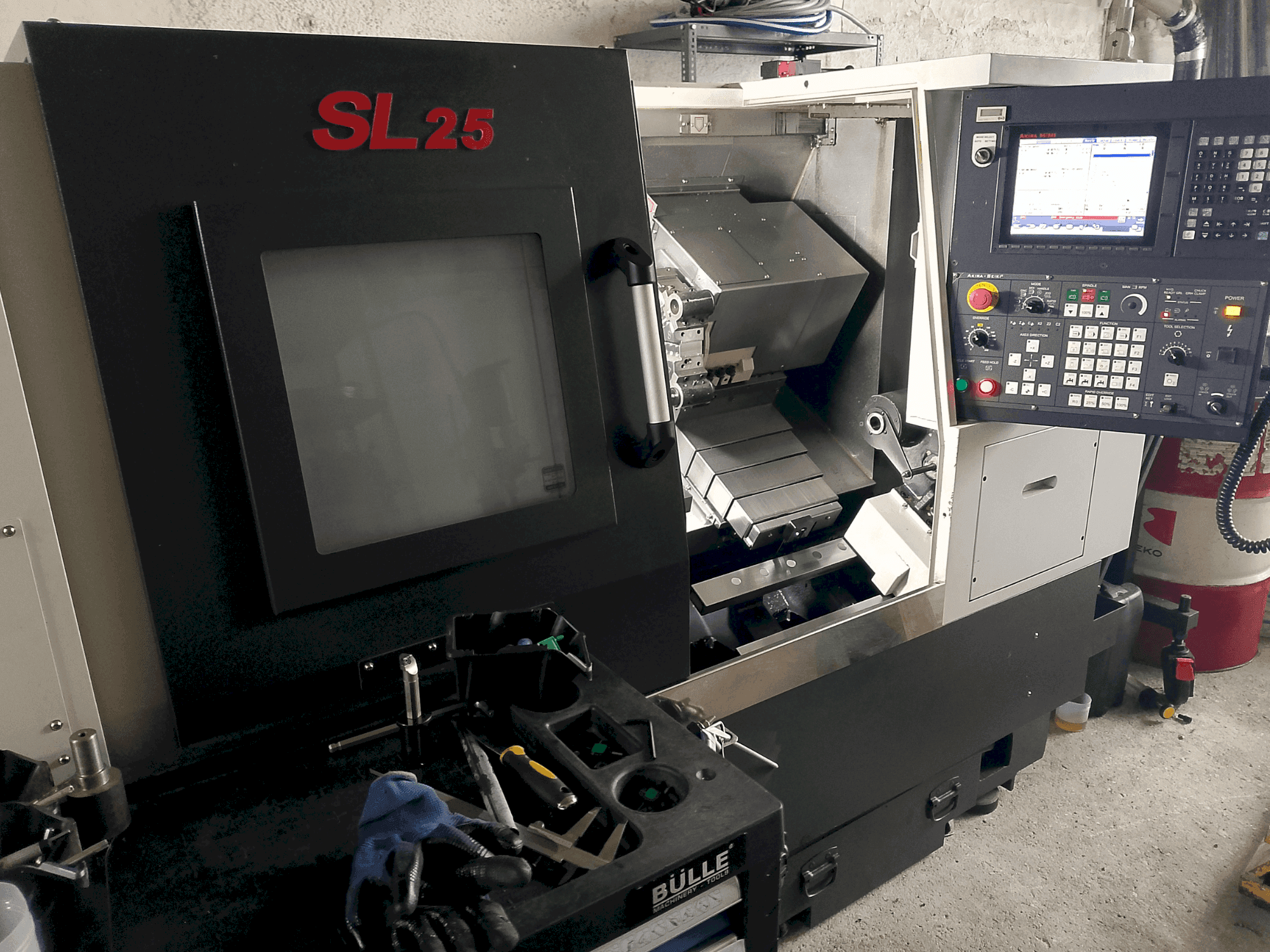 Vista Frontal da Akira Seiki SL 25 máquina