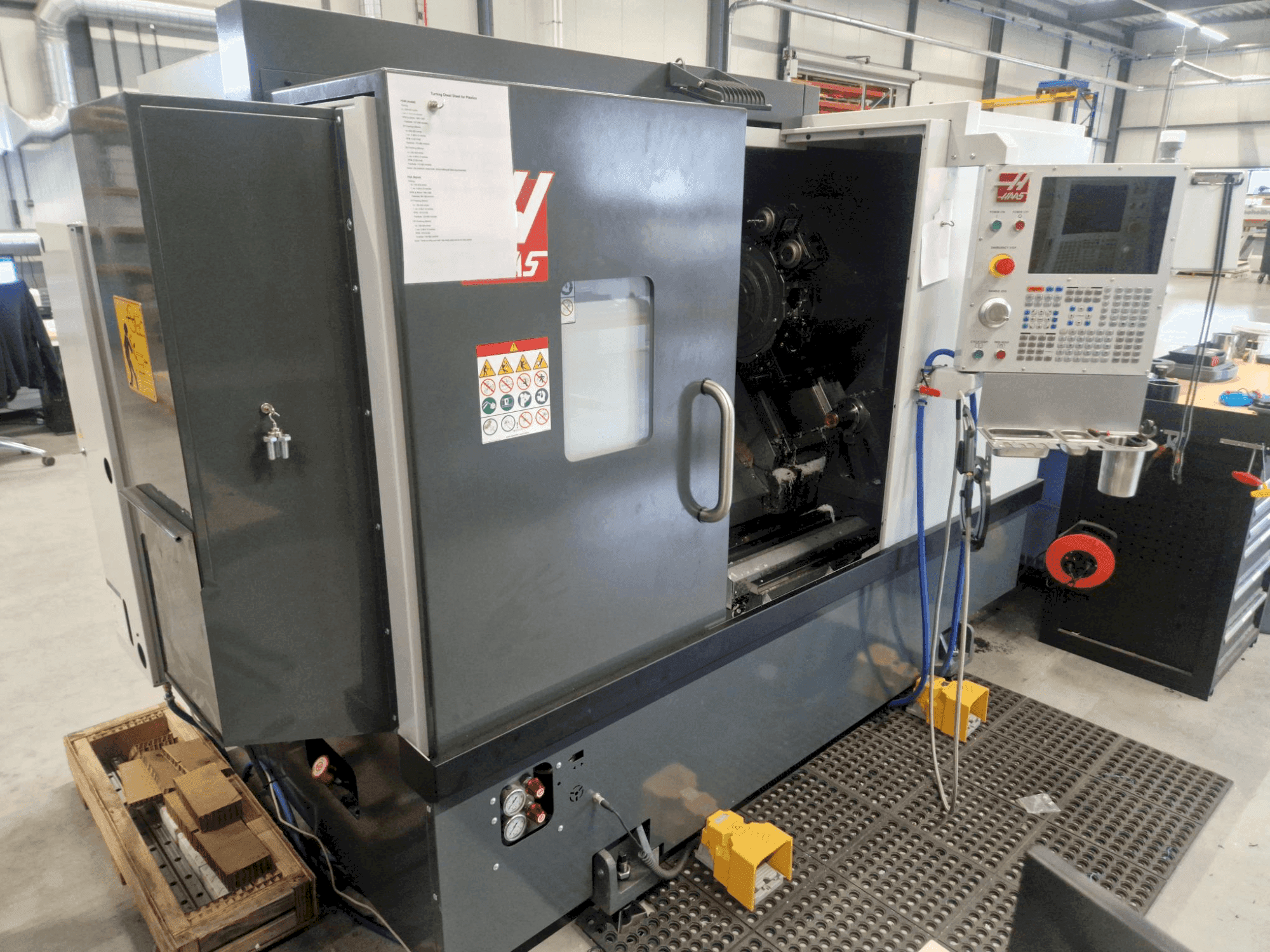 Vista Frontal da HAAS ST-25Y máquina