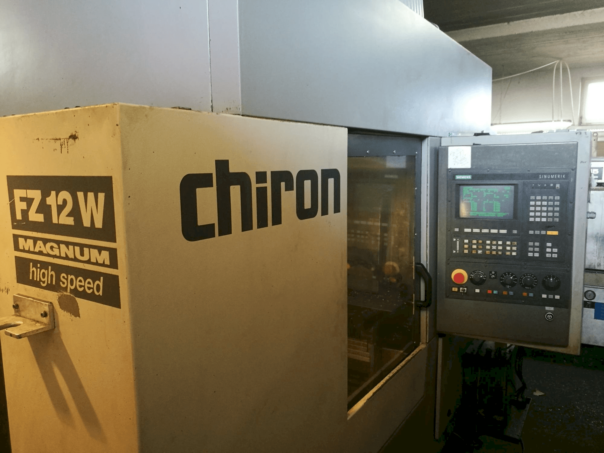 Vista Frontal da CHIRON FZ 12 W Magnum máquina