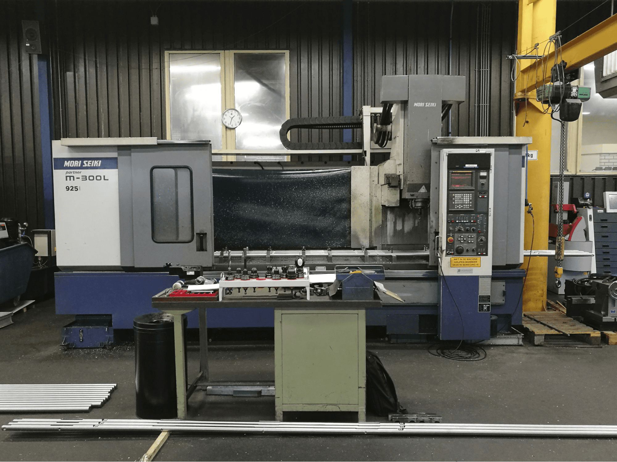 Vista Frontal da MORI SEIKI M-300L2 máquina