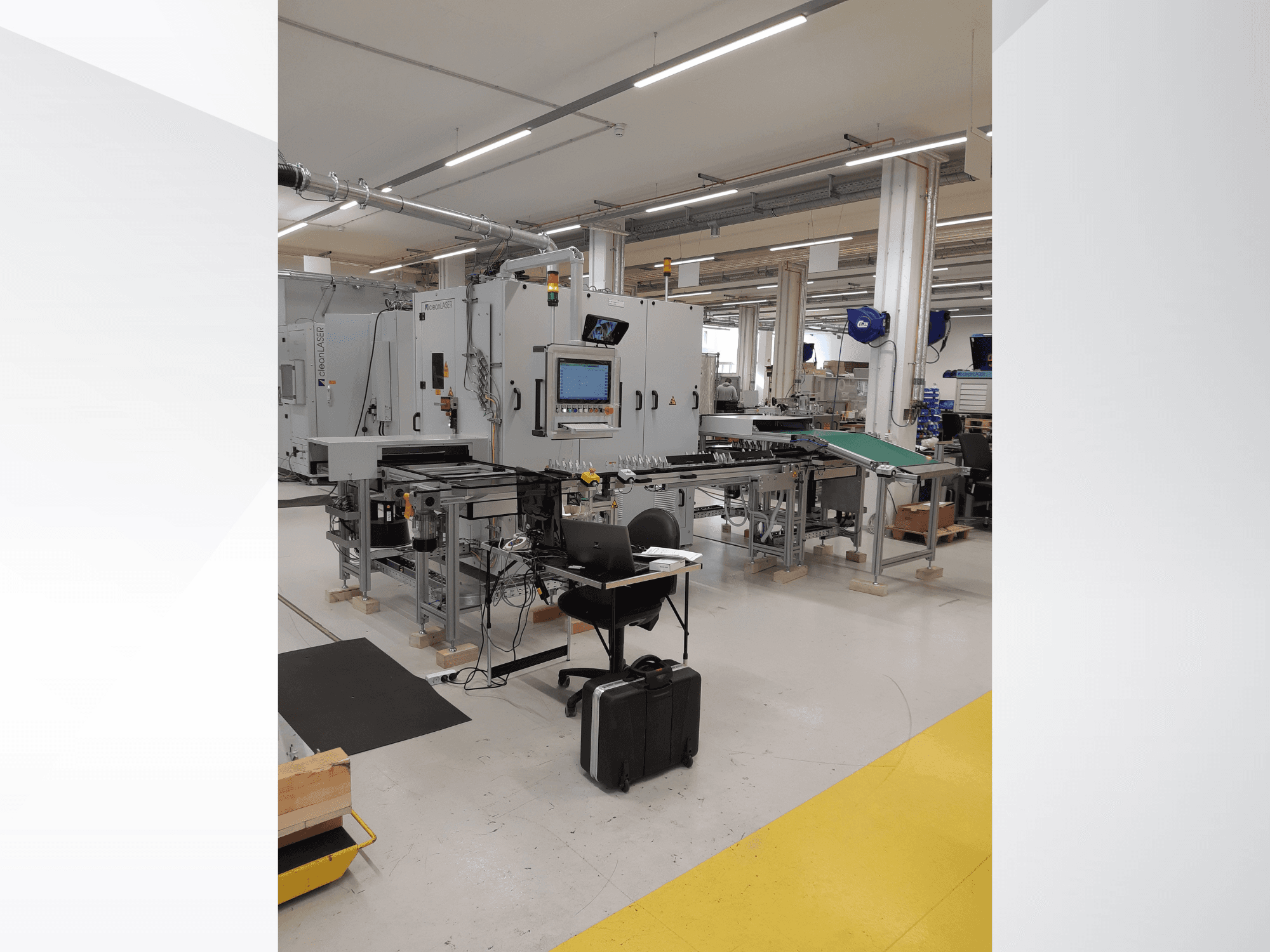 Máquina-ferramenta CLEAN LASER clean CELL 3220 CL600, vista frontal com painel de controlo e área de trabalho num ambiente fabril.