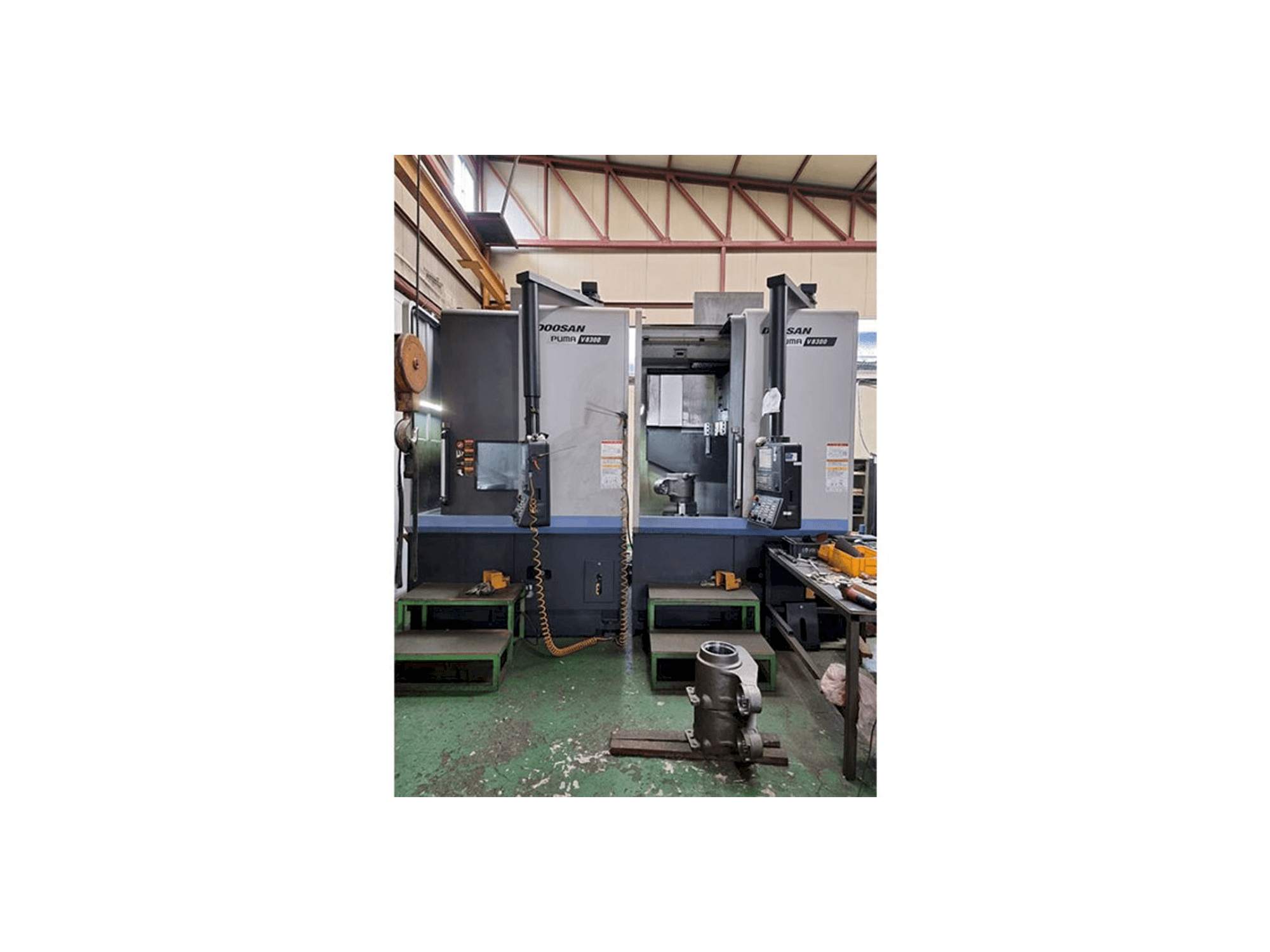 Vista Frontal da Doosan Puma V8300 máquina