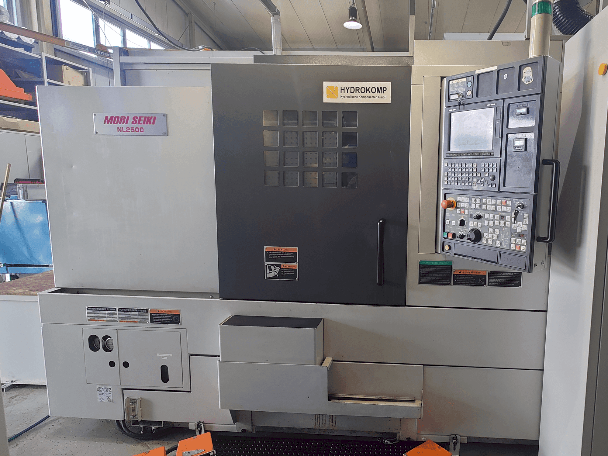 Vista Frontal da DMG Mori Seiki NL2500SY/700 máquina