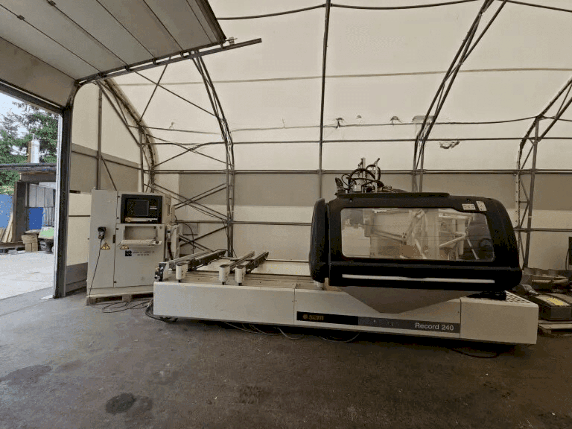 Vista Frontal da SCM Record 240 TV máquina