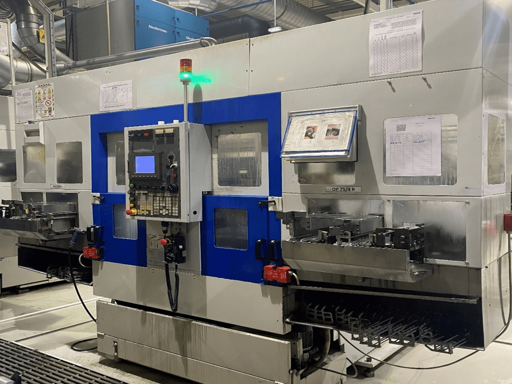 Vista frontal de uma máquina de torneamento horizontal MURATA MZ60, com o painel de controlo, os indicadores e o porta-ferramentas visíveis.