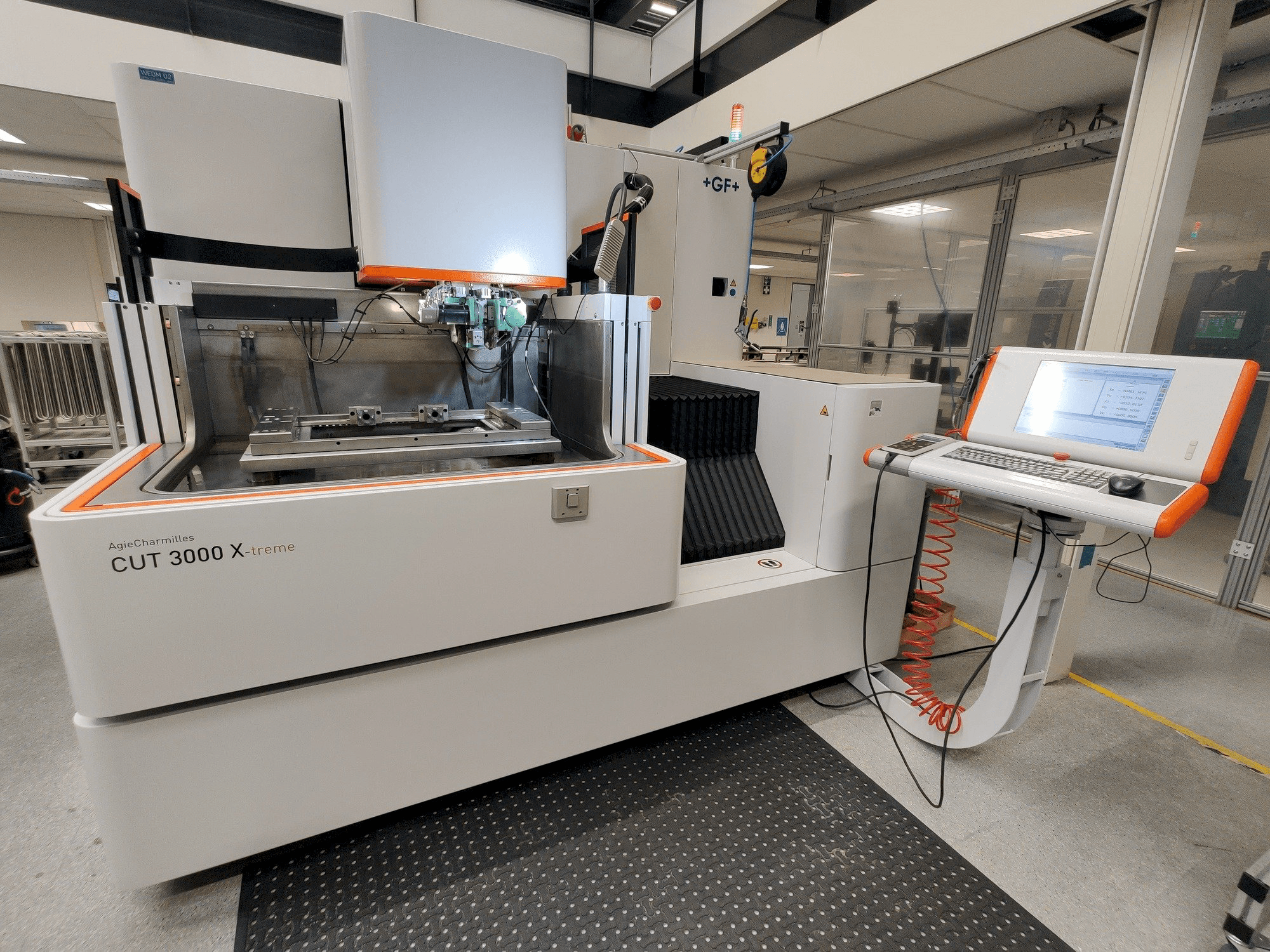 Vista Frontal da GF AgieCharmilles CUT 3000 X máquina
