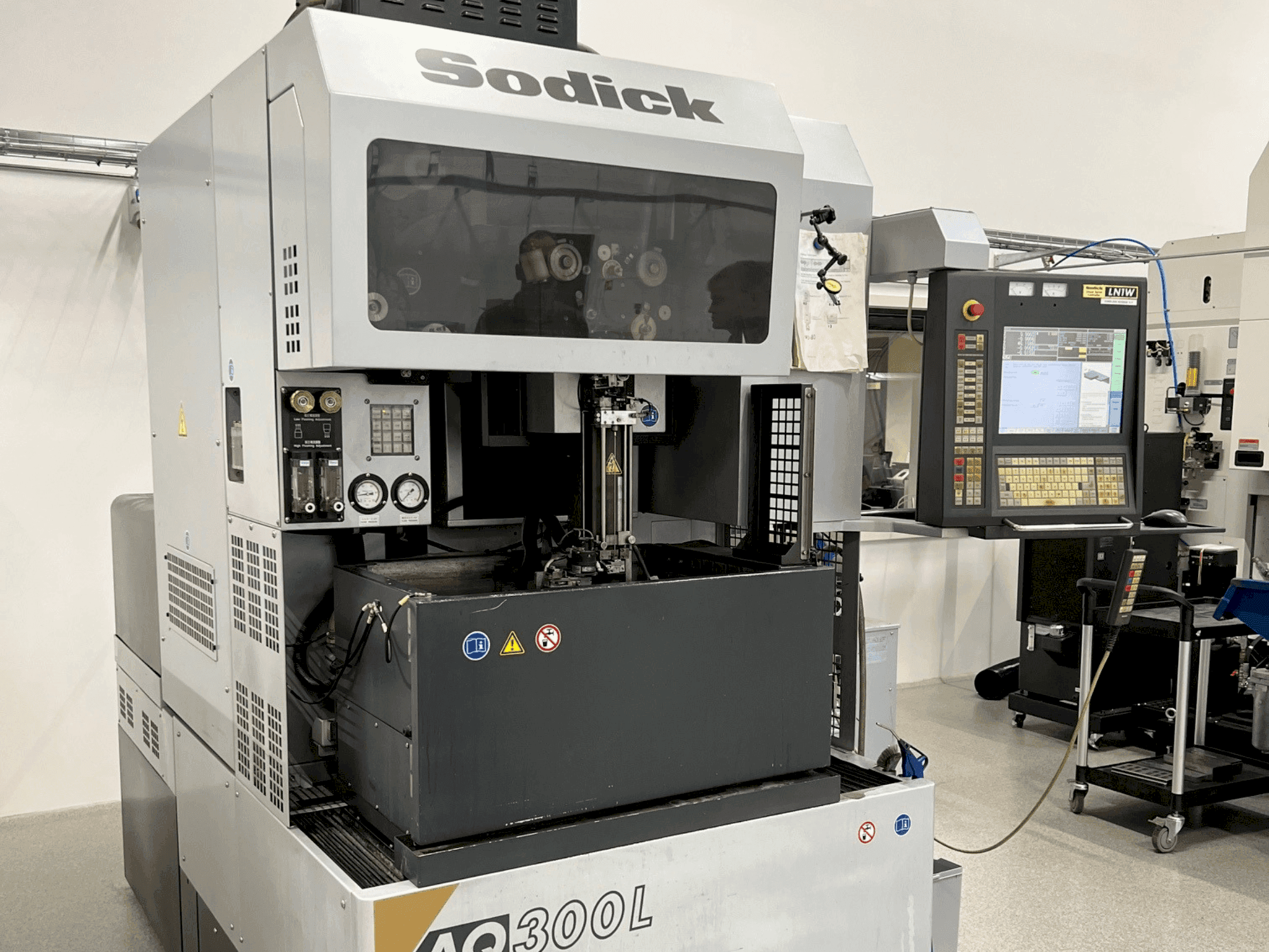 Vista Frontal da Sodick AQ300L máquina