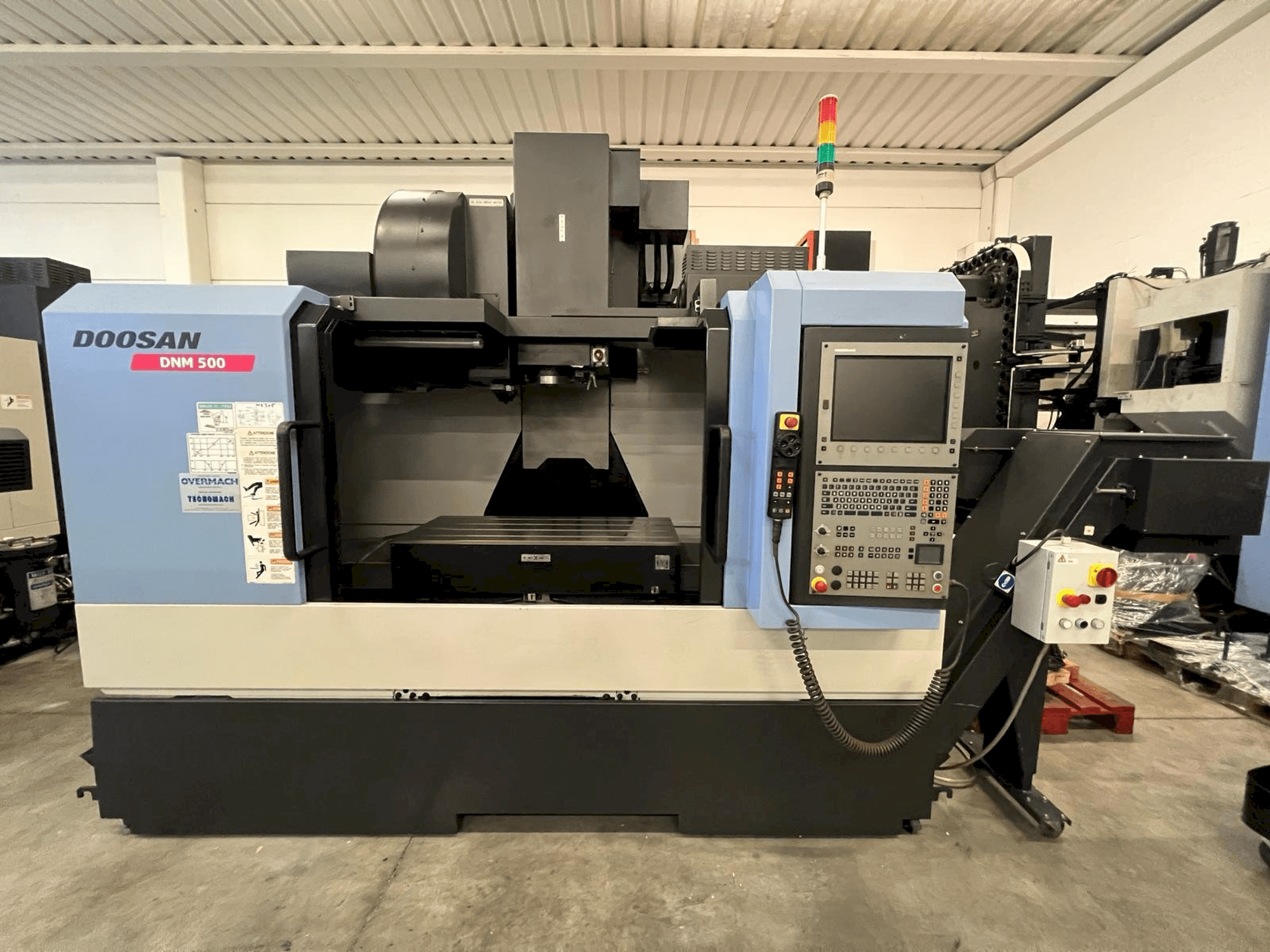 Vista Frontal da DOOSAN DNM 500 máquina