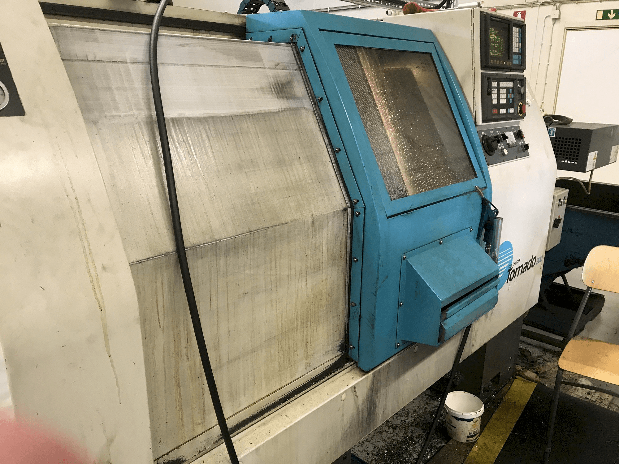 Vista Frontal da Colchester Tornado 200 máquina