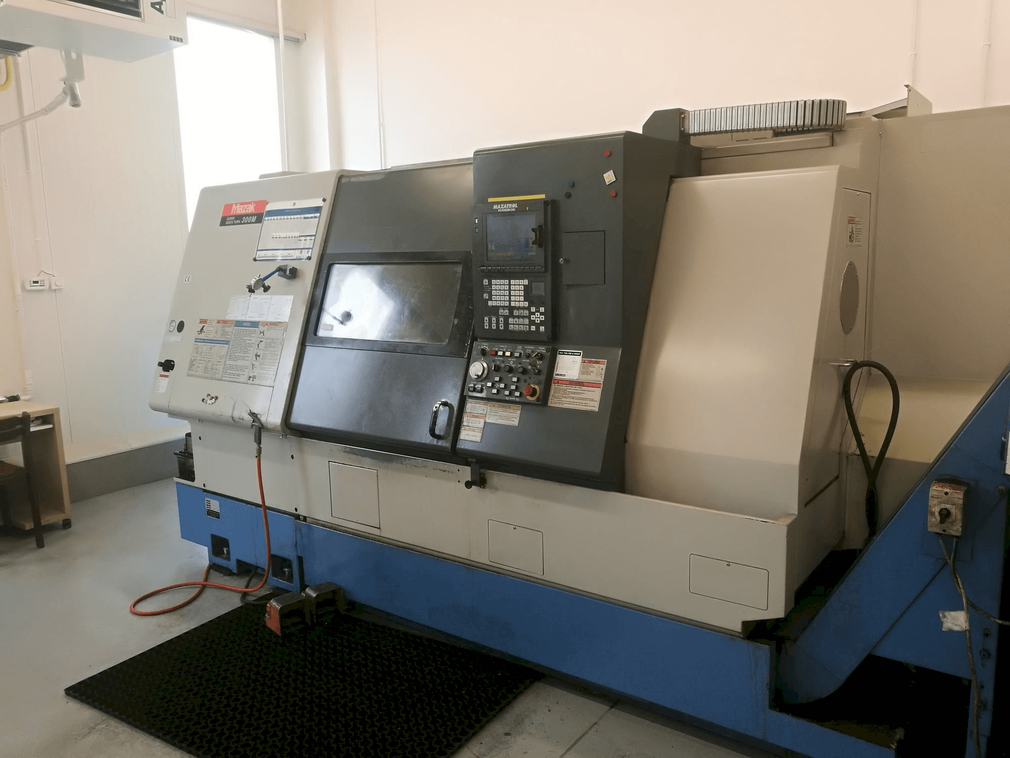 Vista Frontal da Mazak SQT-300M máquina