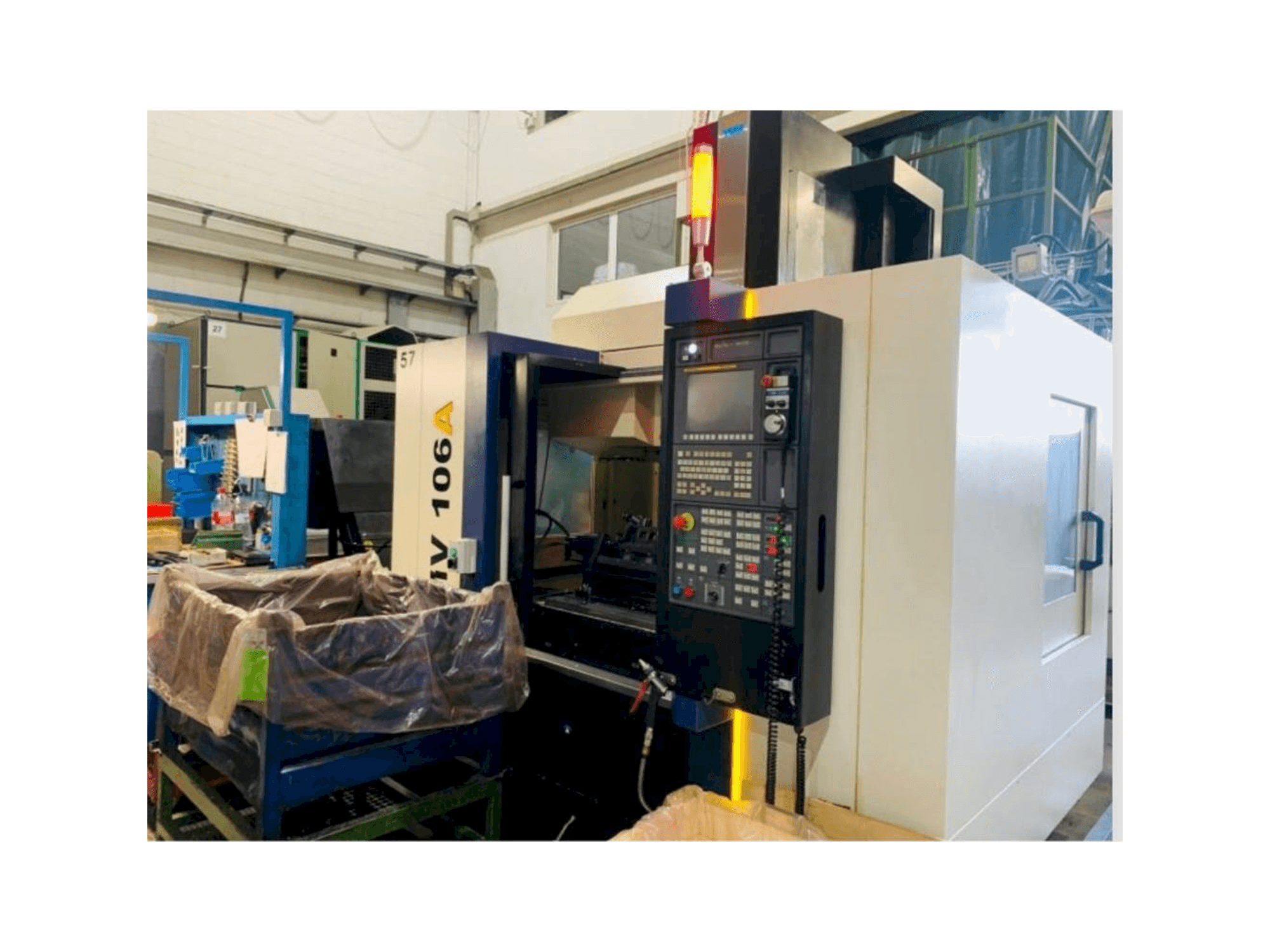 Vista Frontal da YCM NMV106A máquina