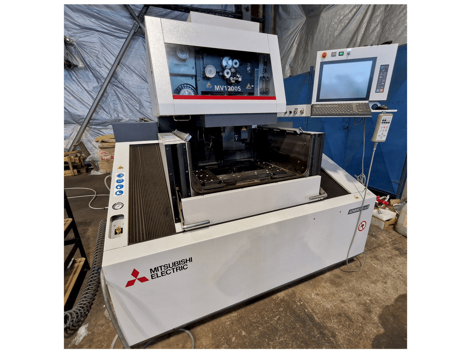 Vista Frontal da Mitsubishi MV1200S máquina