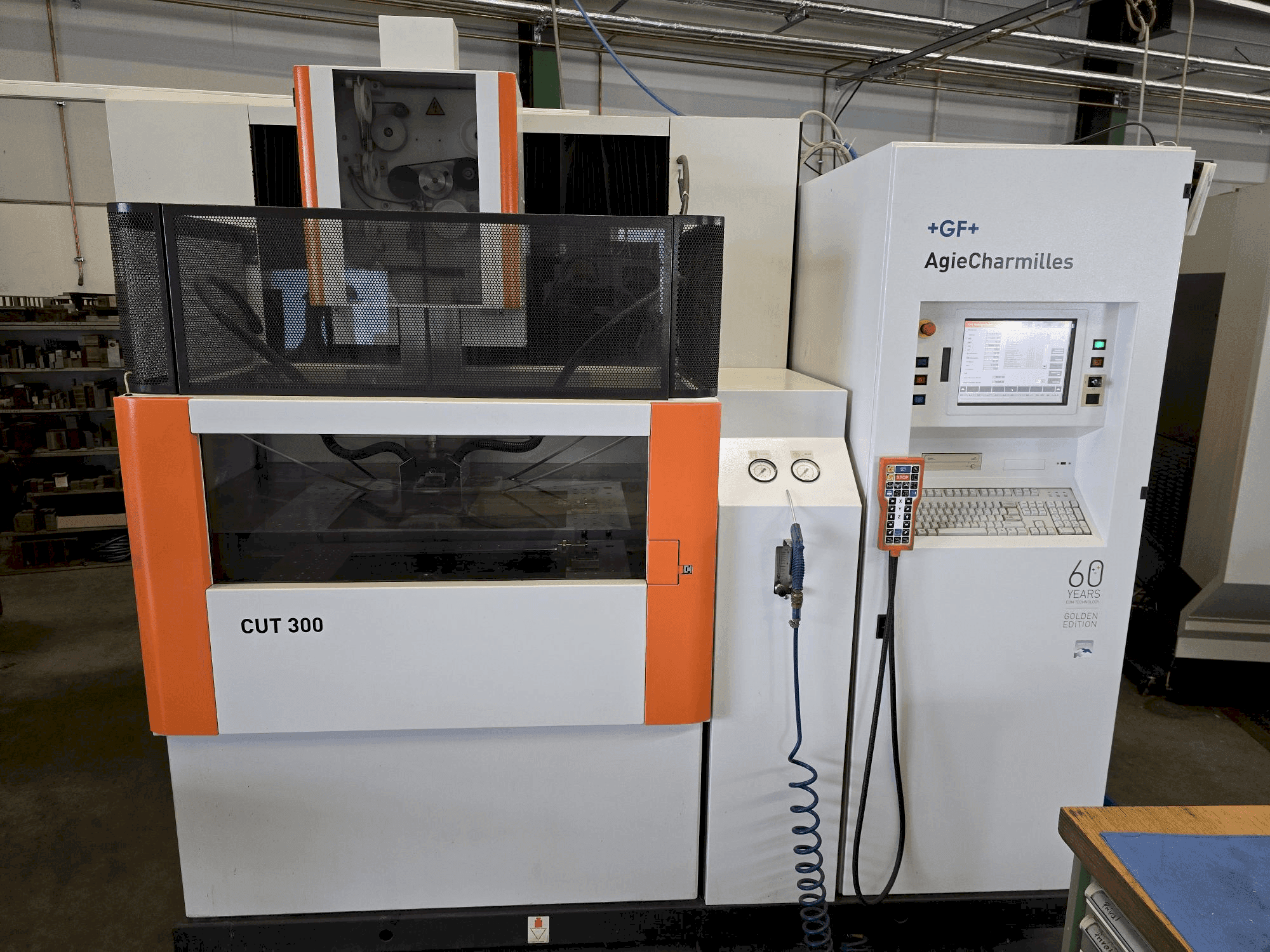 Vista Frontal da AgieCharmilles CUT 300 máquina