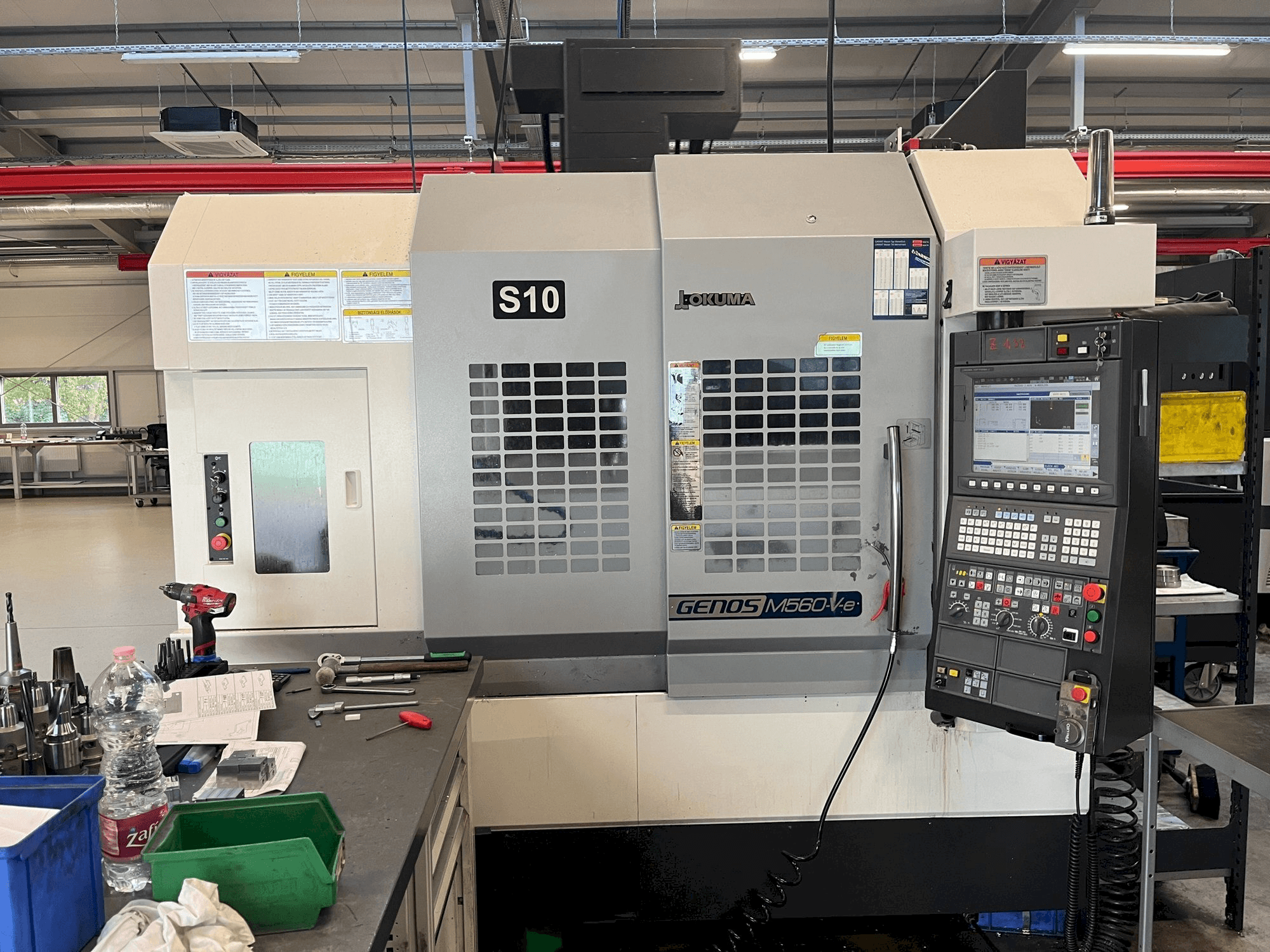Vista Frontal da Okuma GENOS M560R máquina