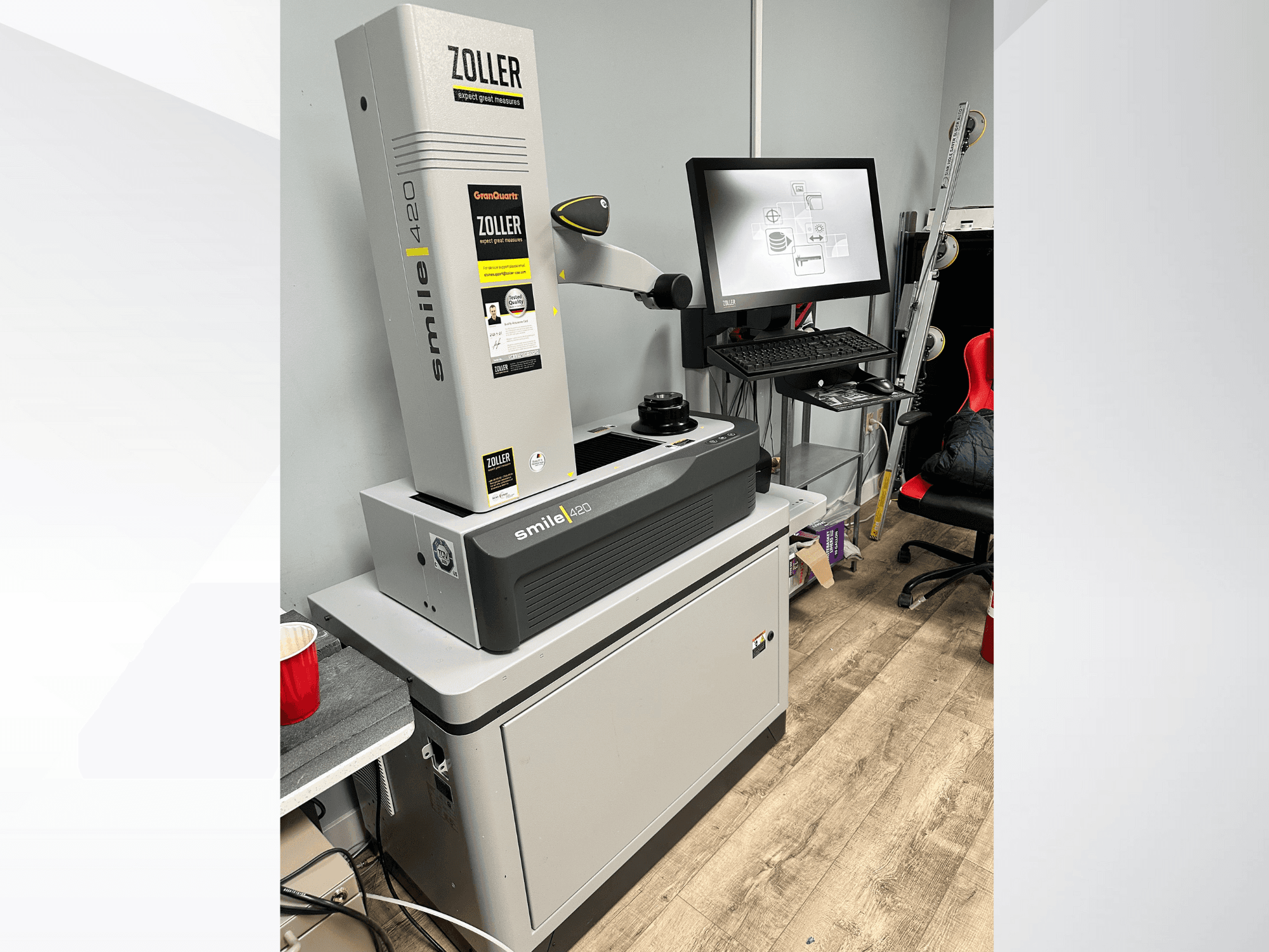 Zoller Smile 420, uma máquina de medição digital, mostrada em vista frontal com um monitor e um espaço de trabalho ao fundo.