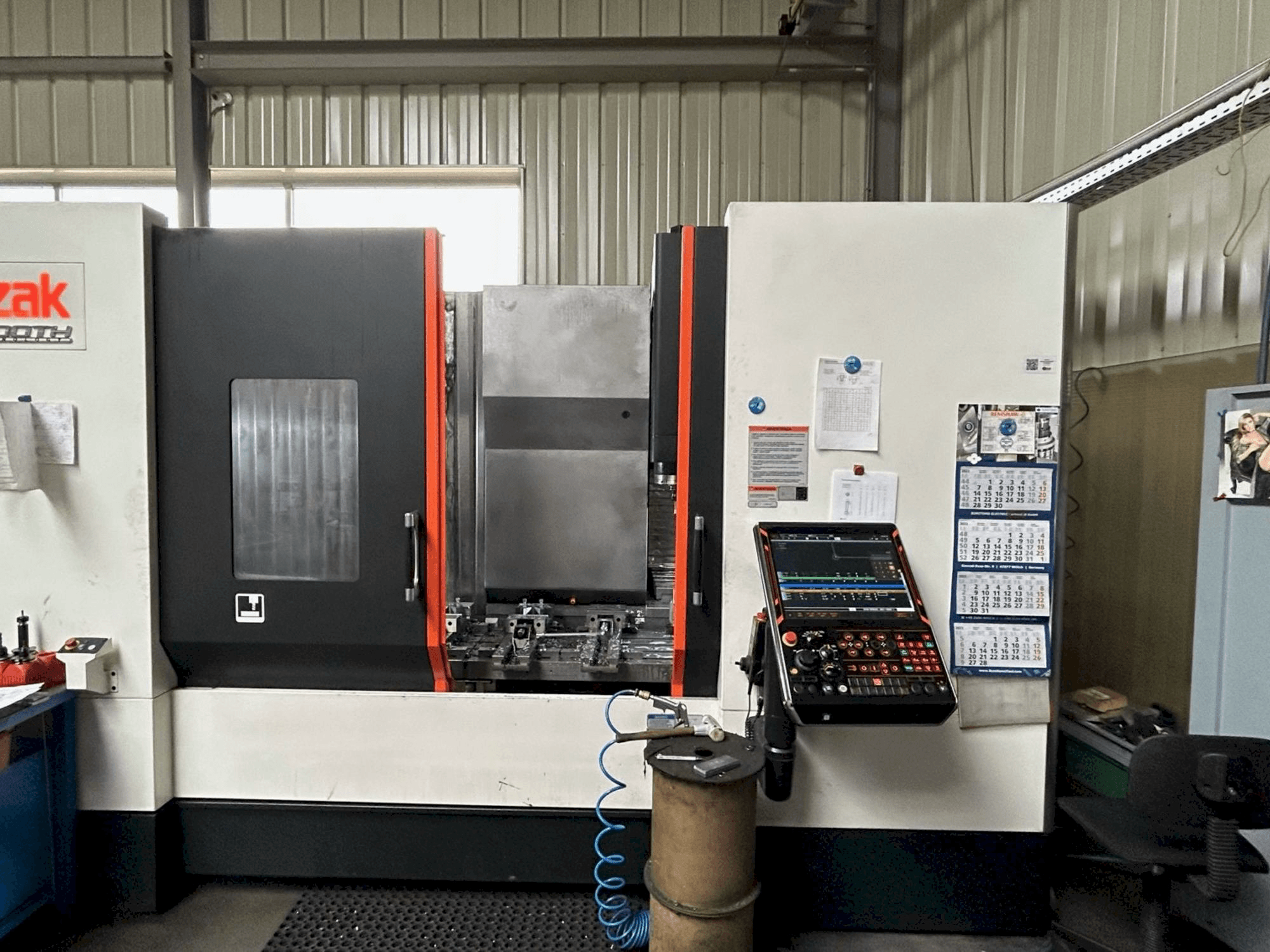 Vista Frontal da Mazak VTC 530C máquina