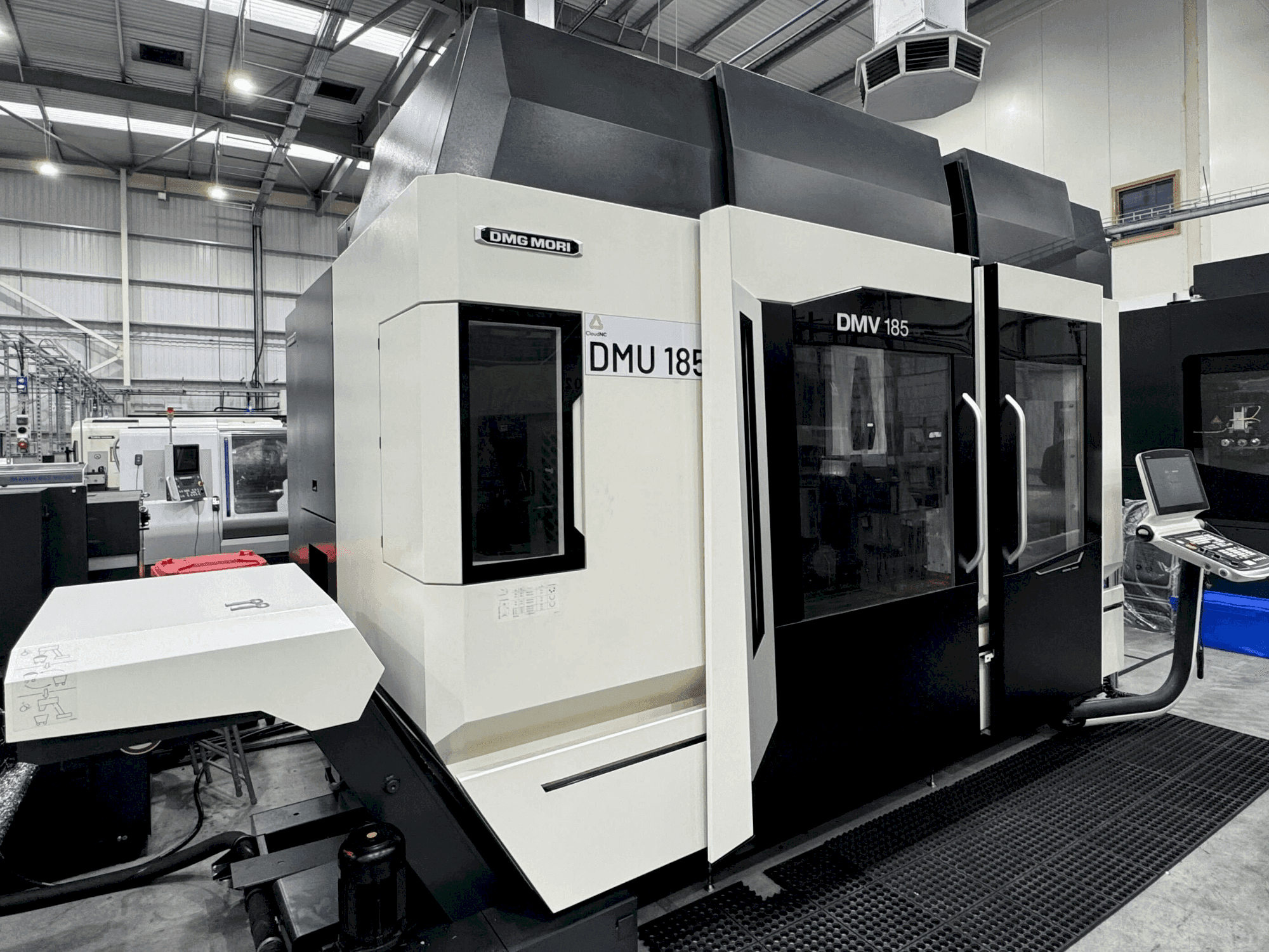 Vista Frontal da DMG MORI DMV 185 máquina