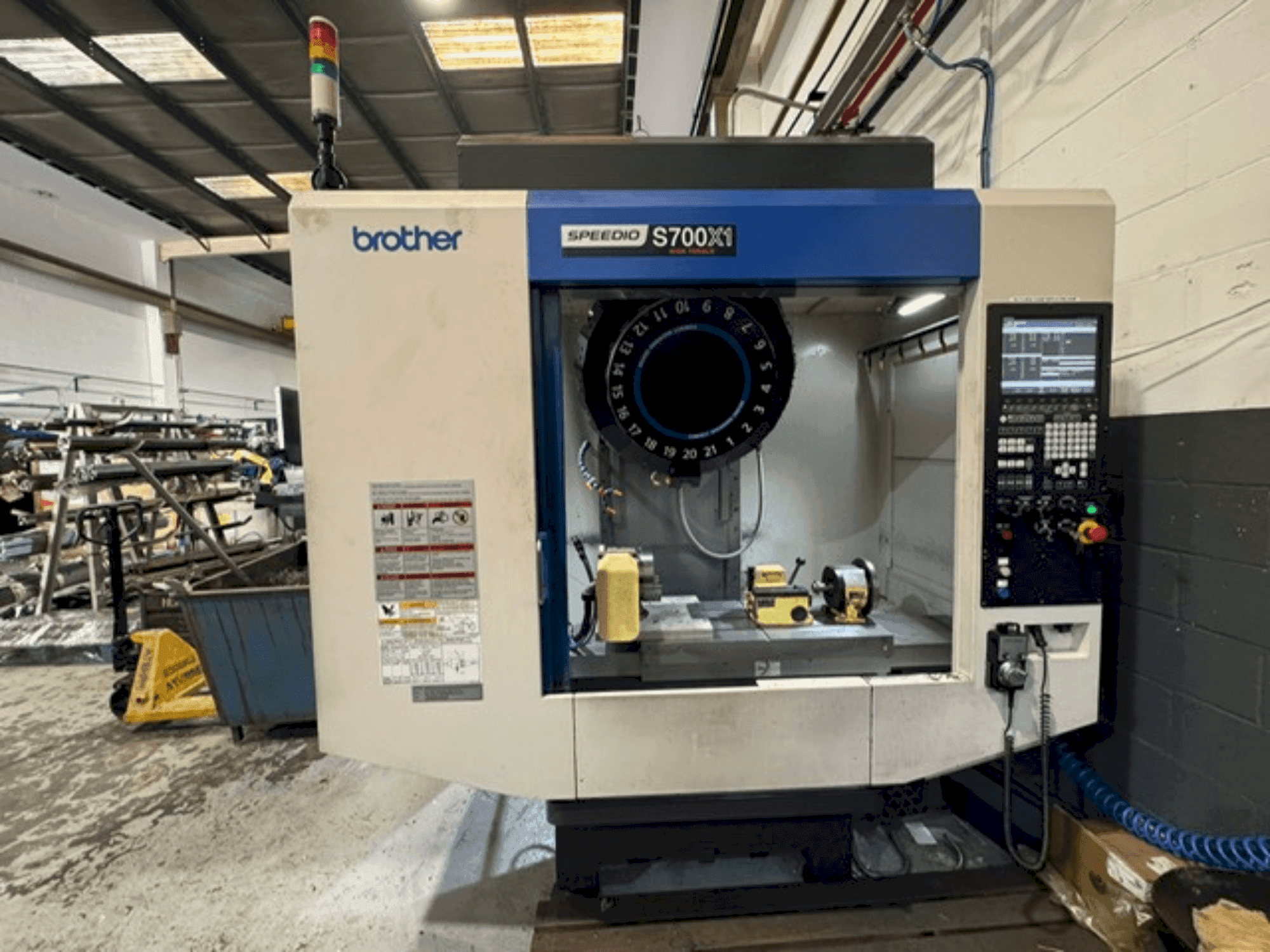 Vista Frontal da Brother Speedio S700X1 máquina