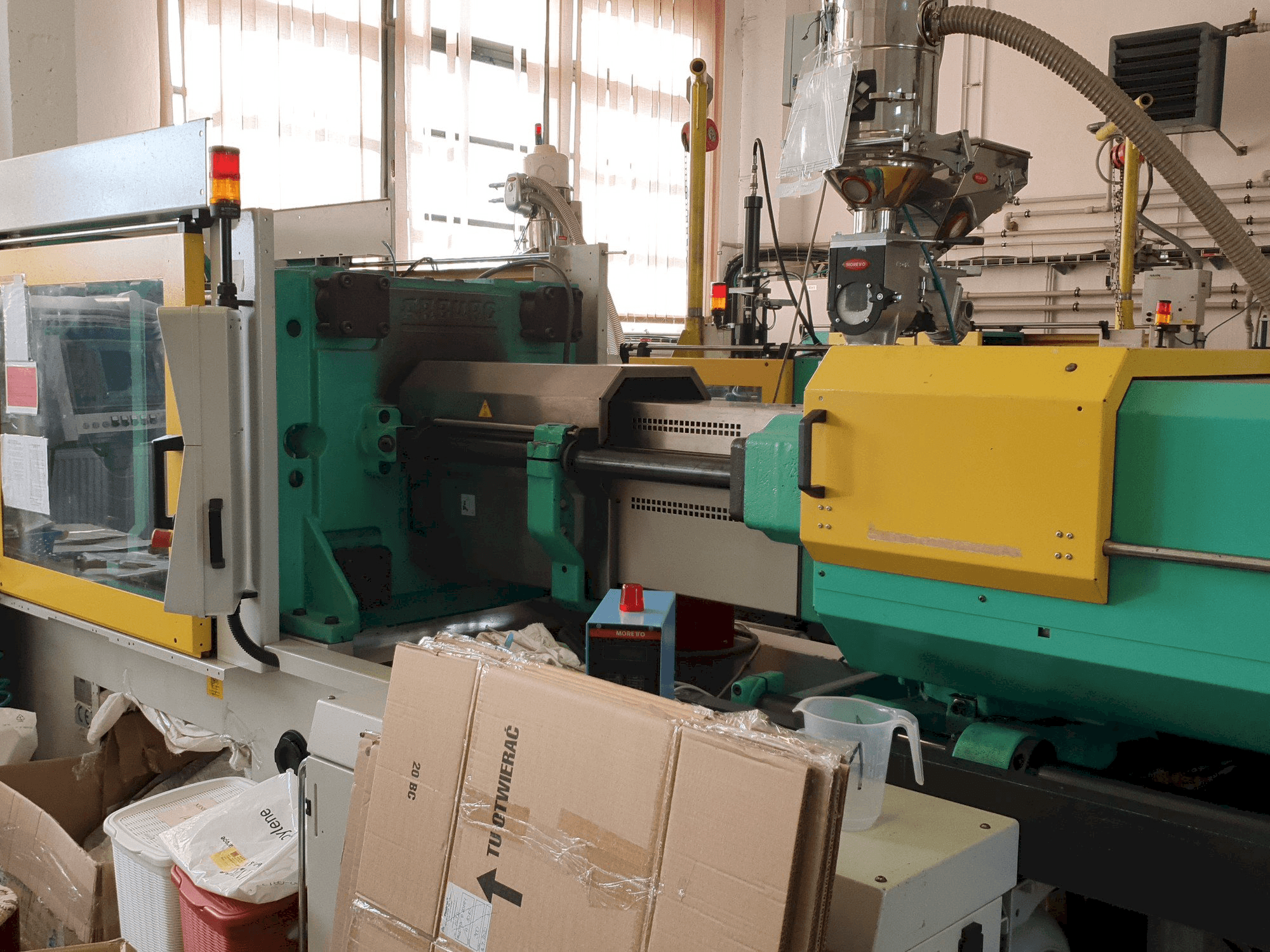 Vista Frontal da Arburg 570C 2200 - 1300 máquina