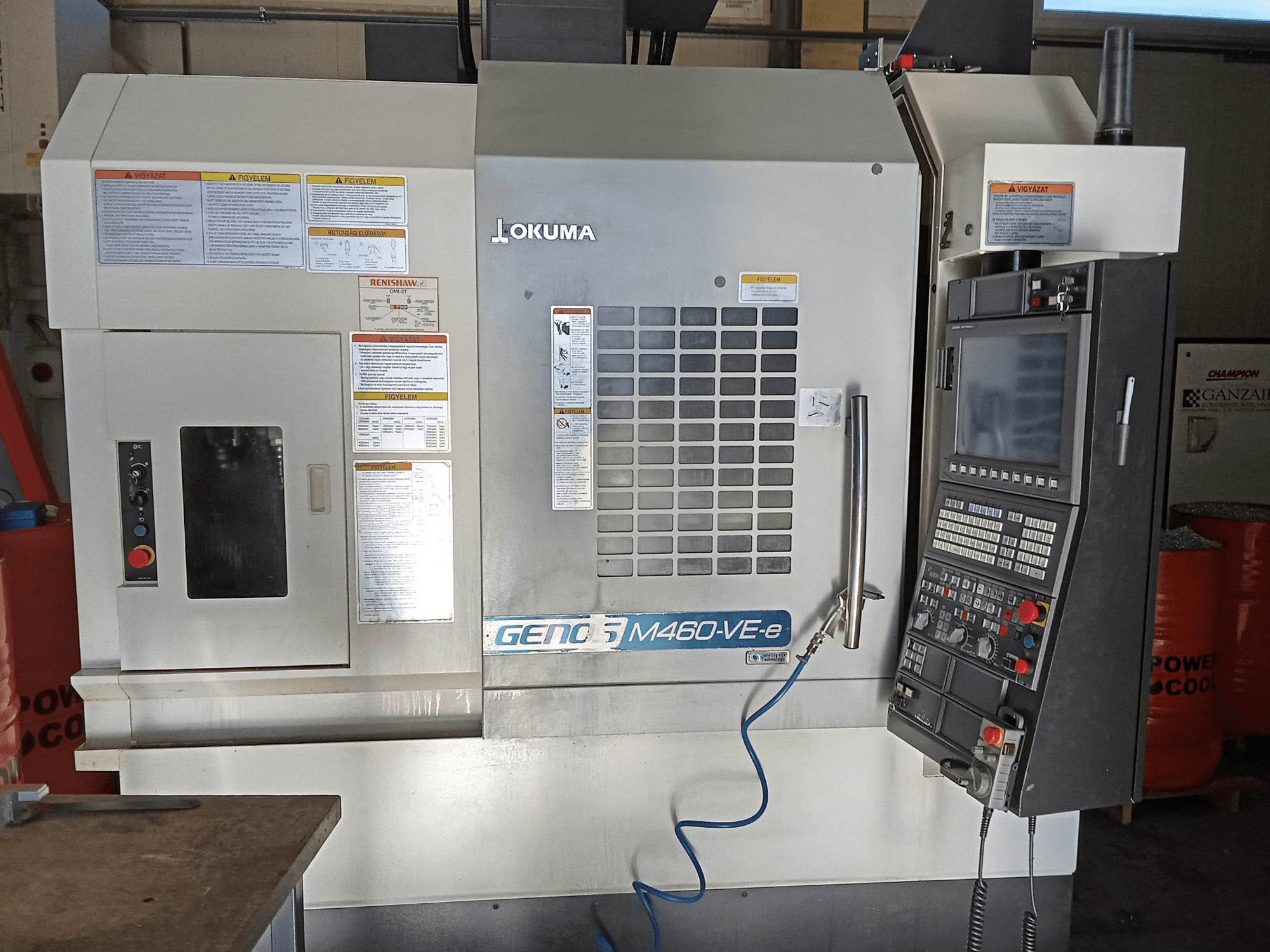 Centro de maquinação vertical Okuma M460R-VE, vista frontal, mostrando o painel de controlo e os detalhes da interface operacional.