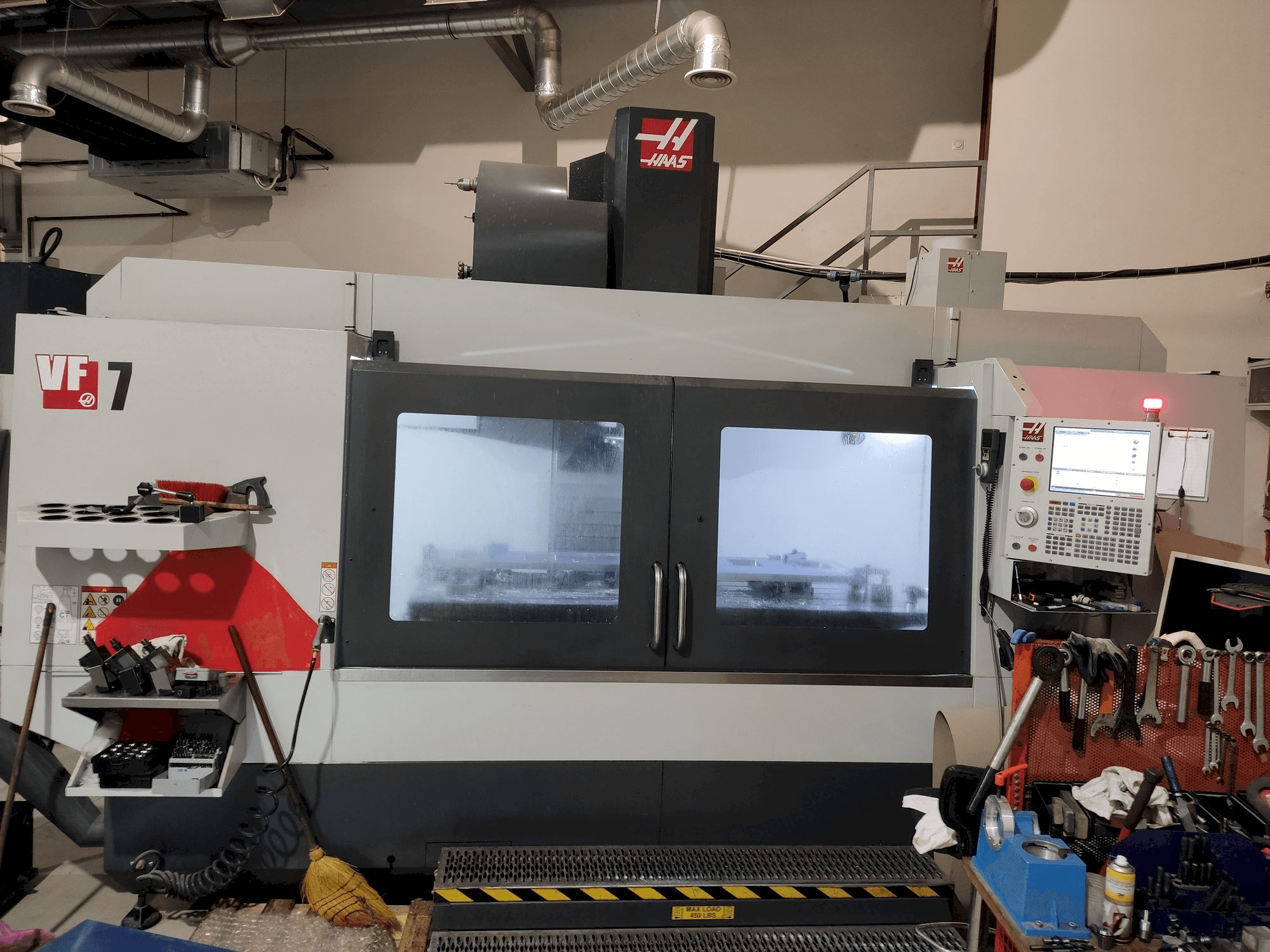 Vista Frontal da HAAS VF-7 máquina