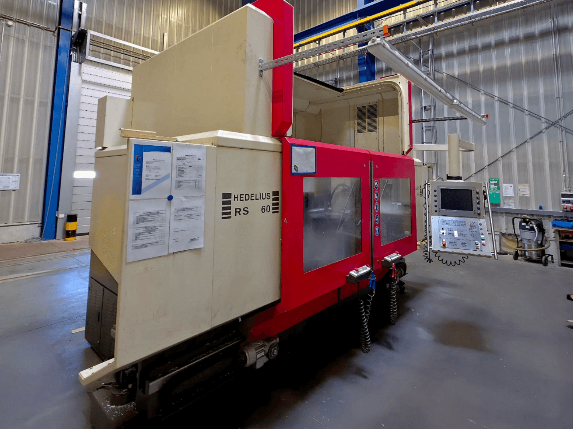 Centro de maquinação vertical HEDELIUS RS 60 K - 2000, vista lateral, com painel de controlo e instruções de segurança visíveis.