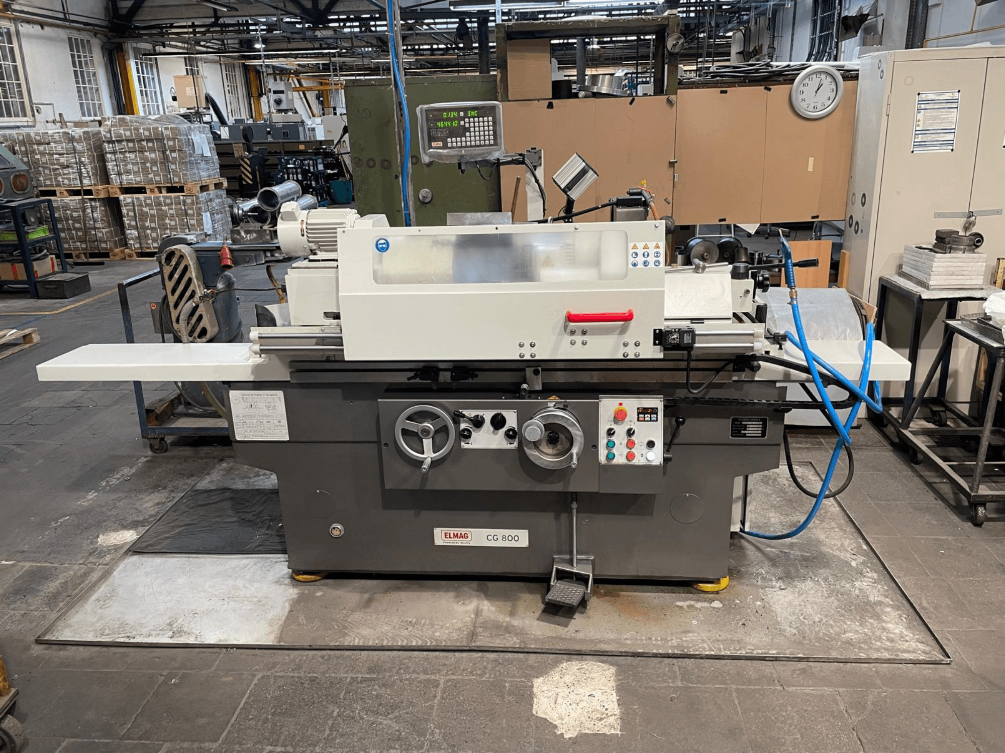 Máquina de retificação cilíndrica ELMAG CG 800, vista frontal, com painel de controlo, mó e superfície de trabalho.