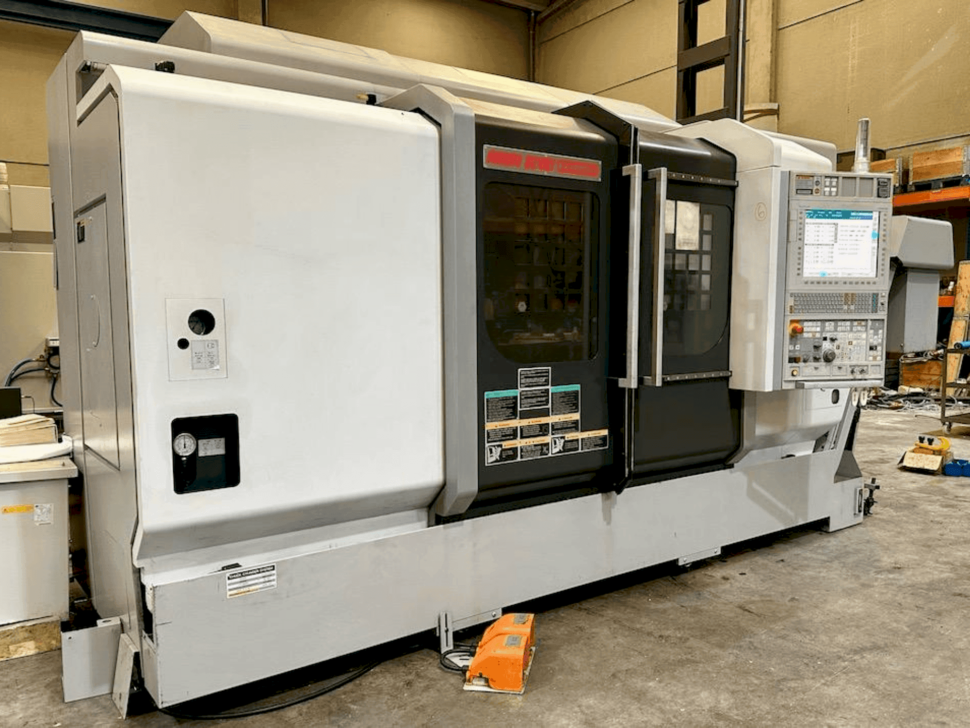 Vista Frontal da MORI SEIKI NZX 2500/1000Y máquina