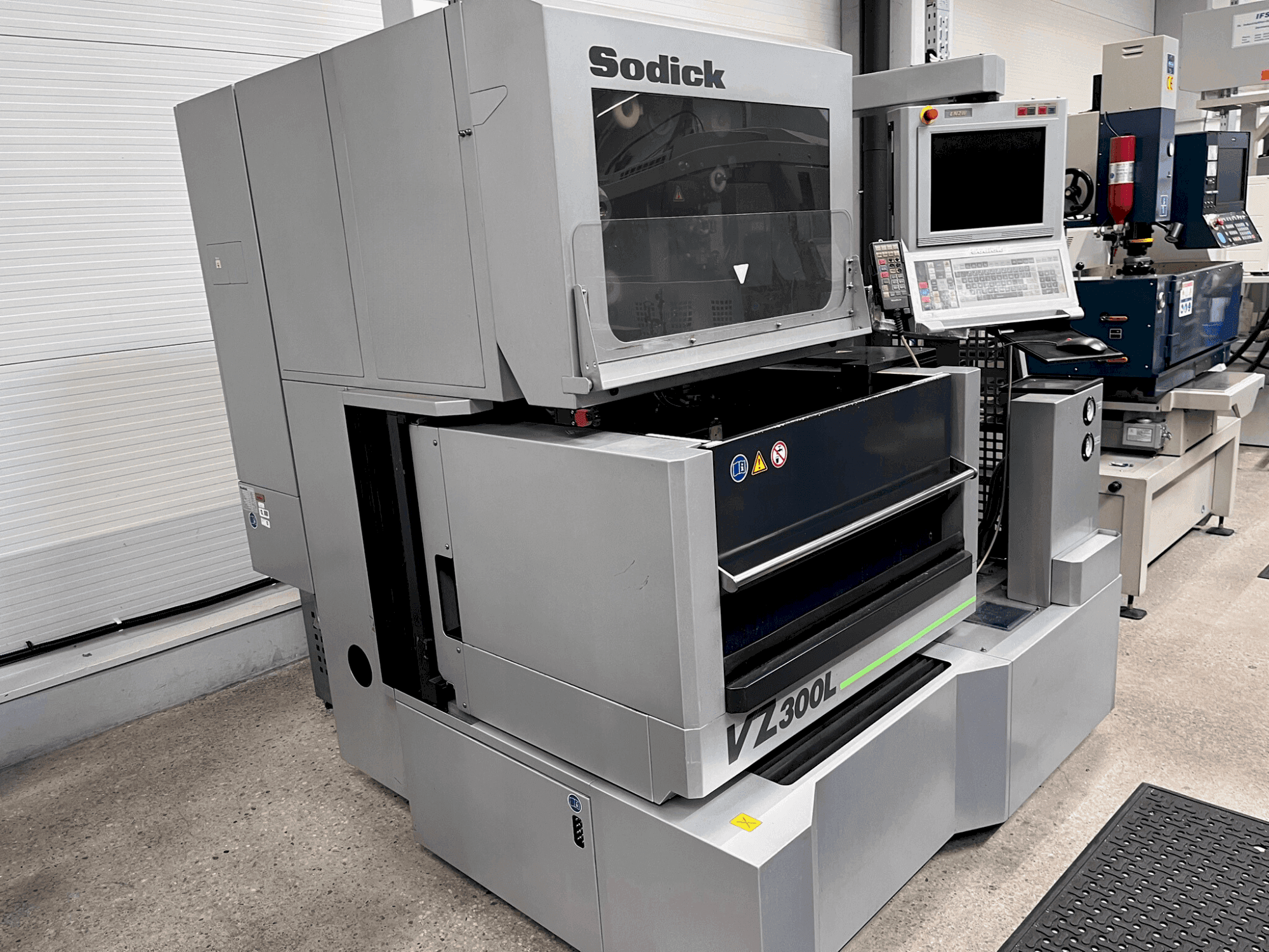 Vista Lateral Esquerda da Sodick VZ 300L máquina