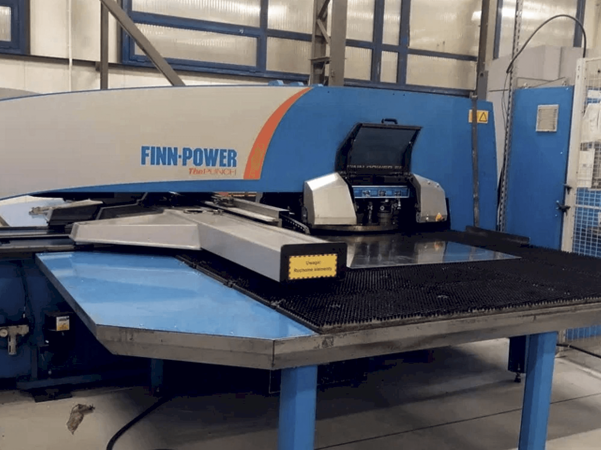 Vista Frontal da Finn-Power E5x máquina