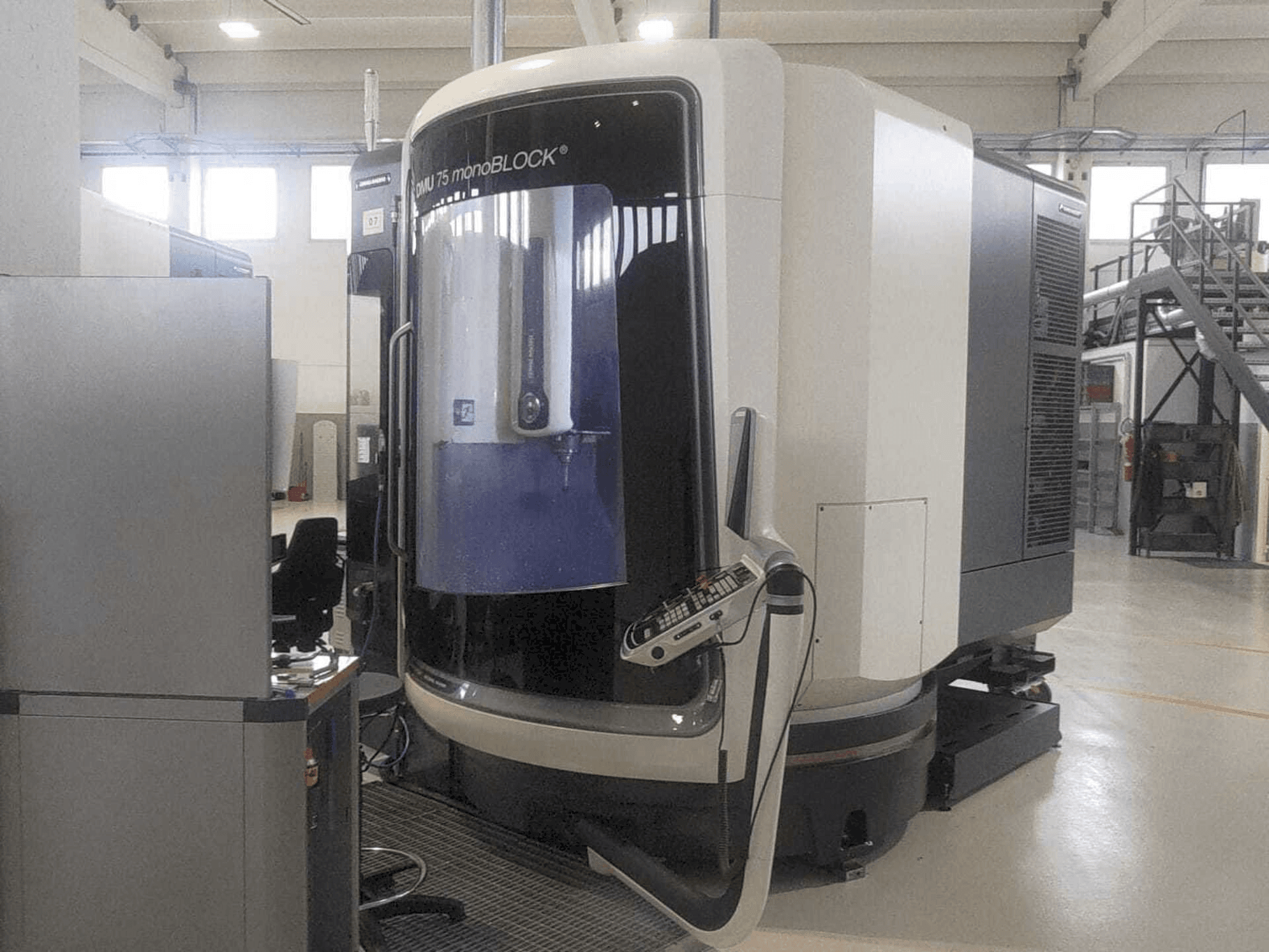 Vista Frontal da DMG MORI DMU 75 monoBLOCK máquina