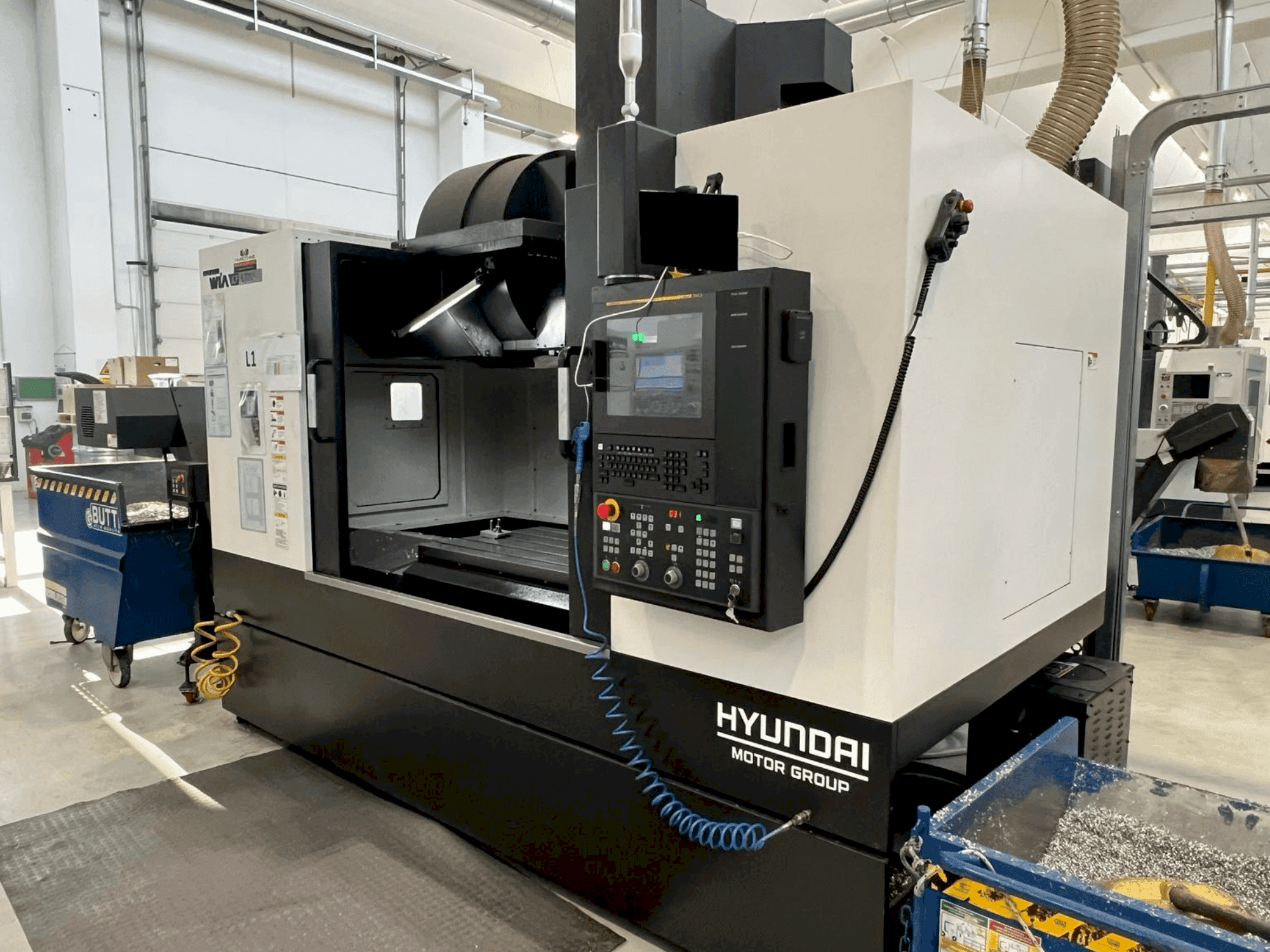 Vista Frontal da Hyundai KF6700II máquina