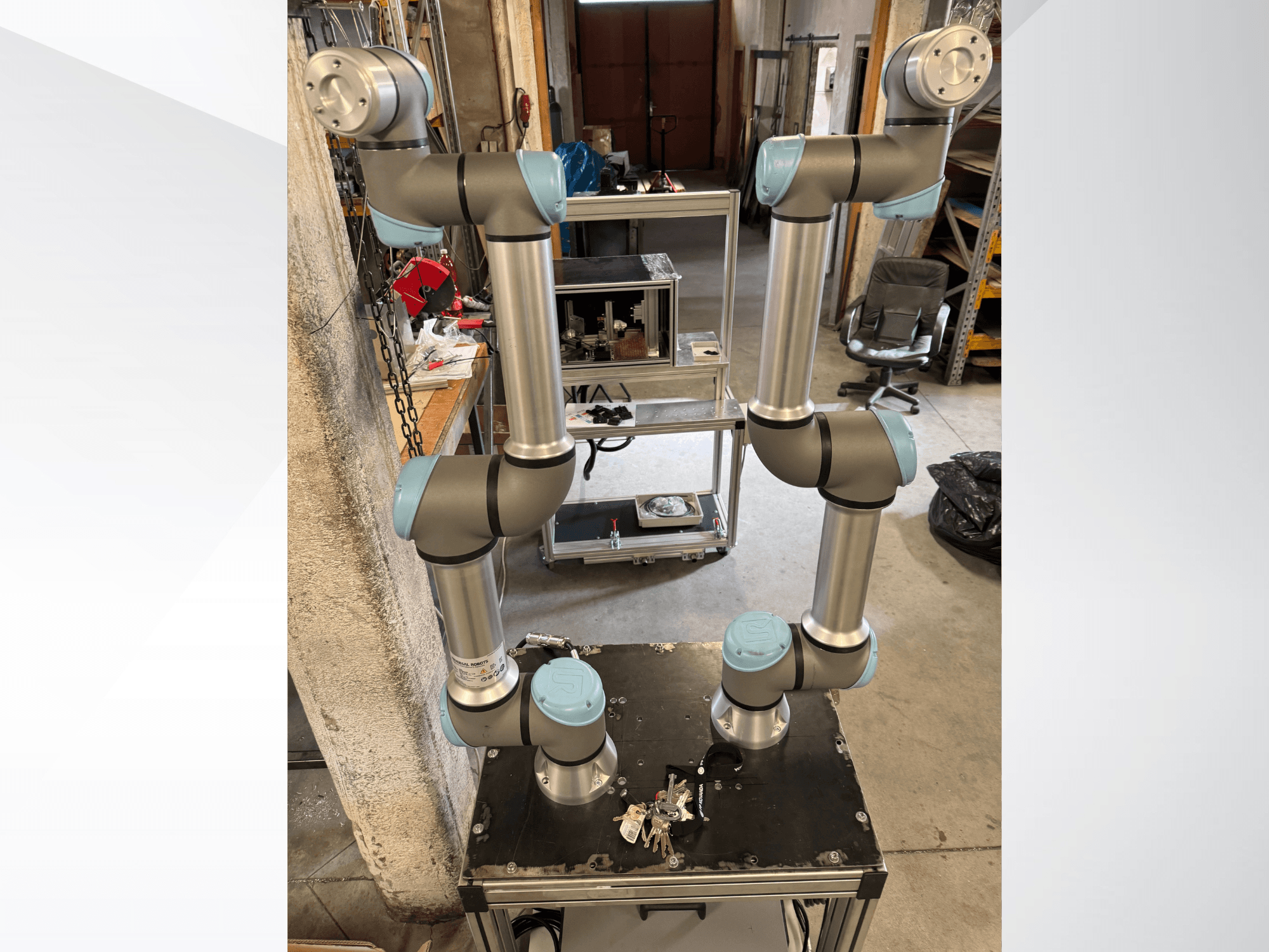 Braço robótico UR5e da Universal Robots apresentado numa vista superior, mostrando a sua estrutura de alumínio com várias articulações e as articulações de cor cinzento-azul.