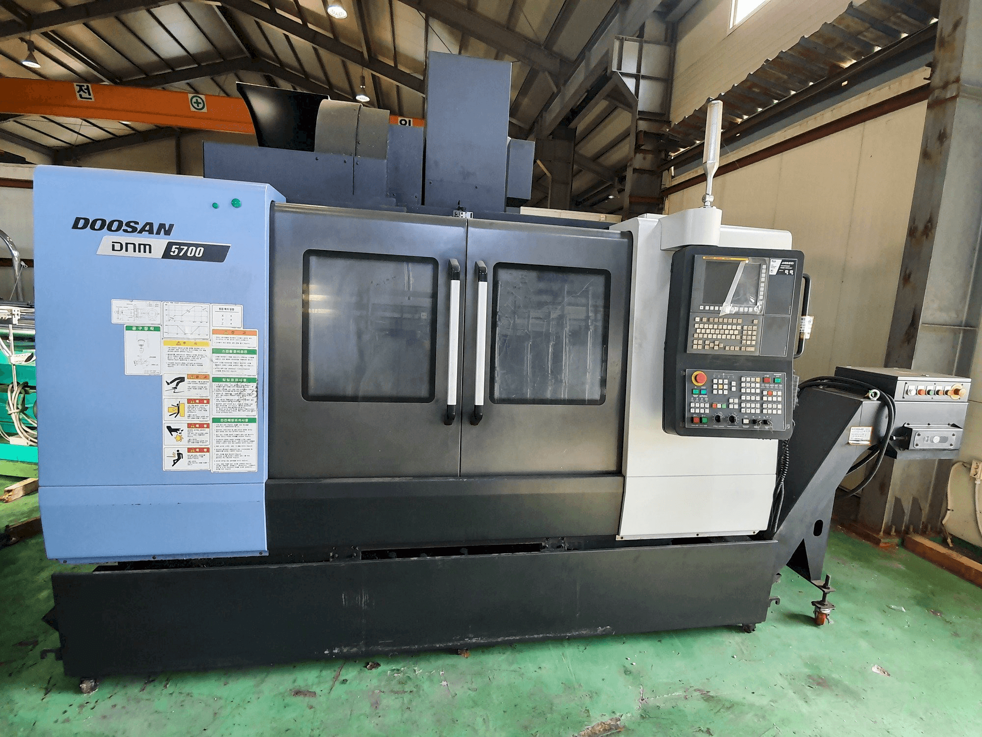 Vista Frontal da Doosan DNM5700 máquina