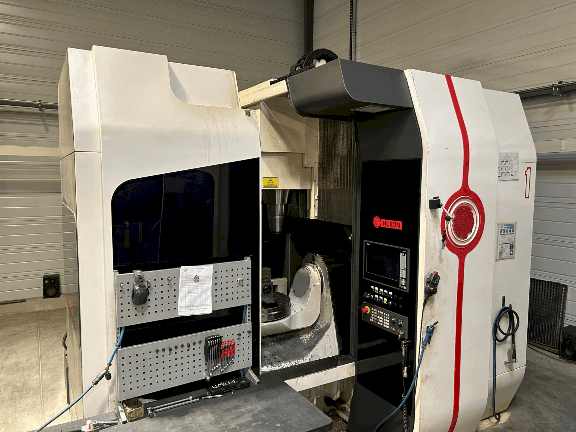 Vista Frontal da Huron UMILL 6 máquina