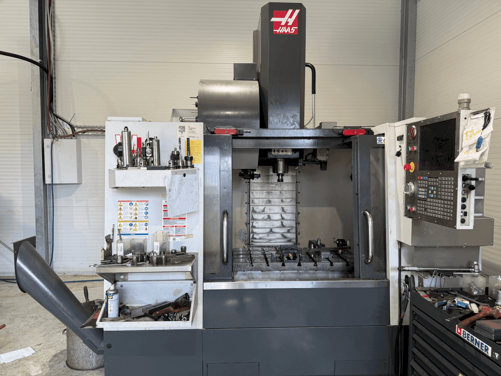 Vista Frontal da HAAS VM-2 máquina
