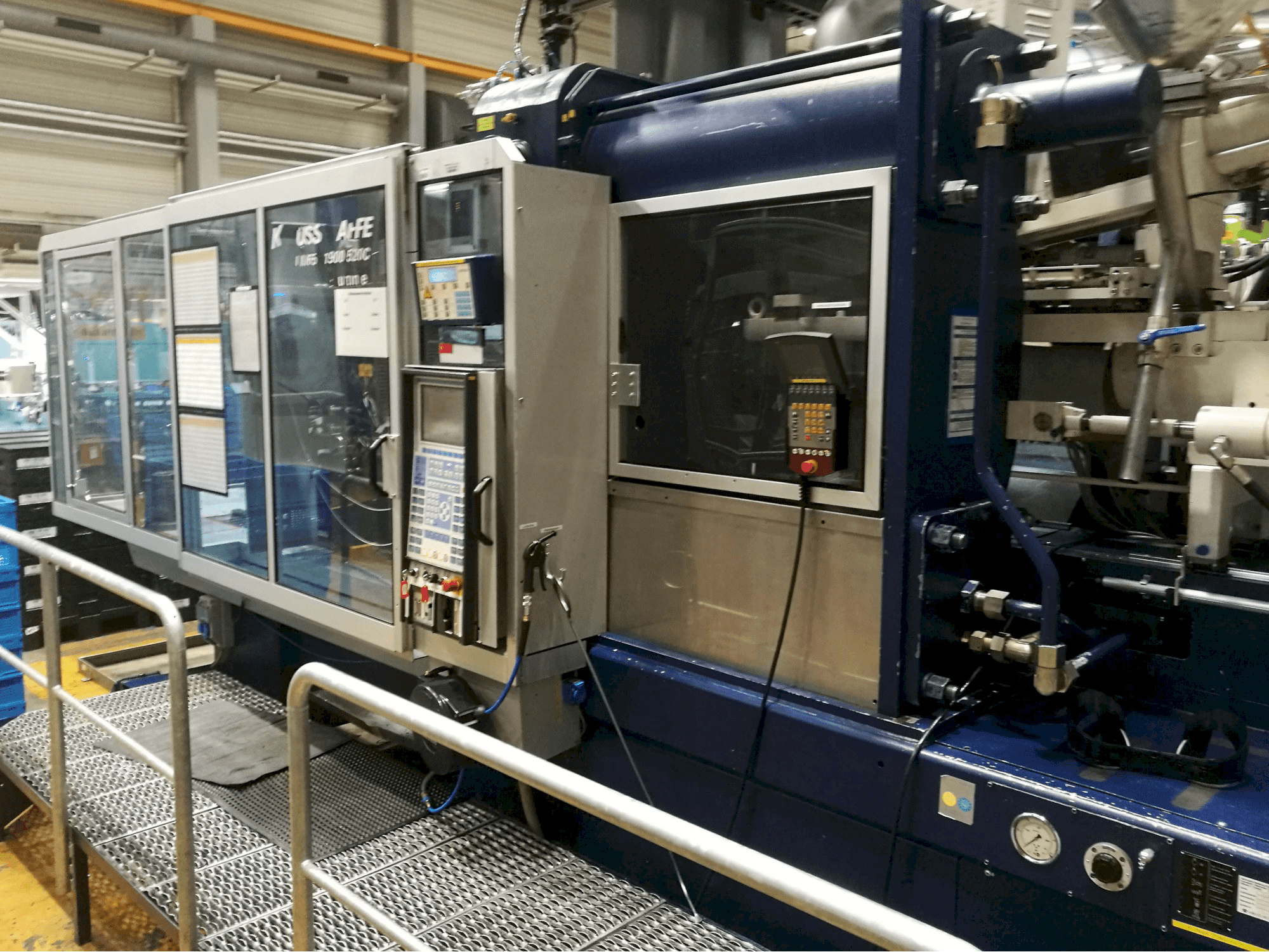 Vista Direita da Krauss Maffei 650-1900-520 CZ máquina