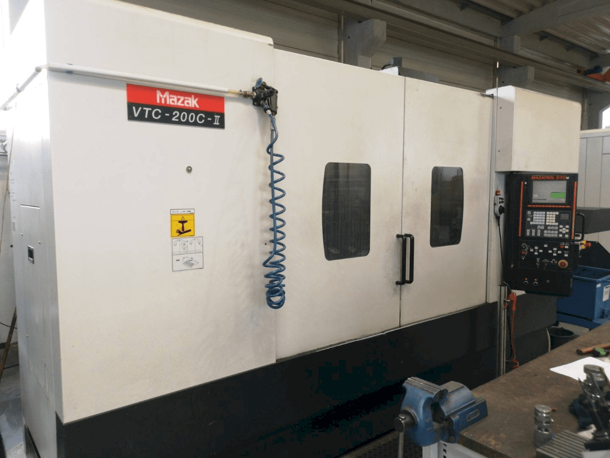 Vista Frontal da Mazak VTC200C-II máquina