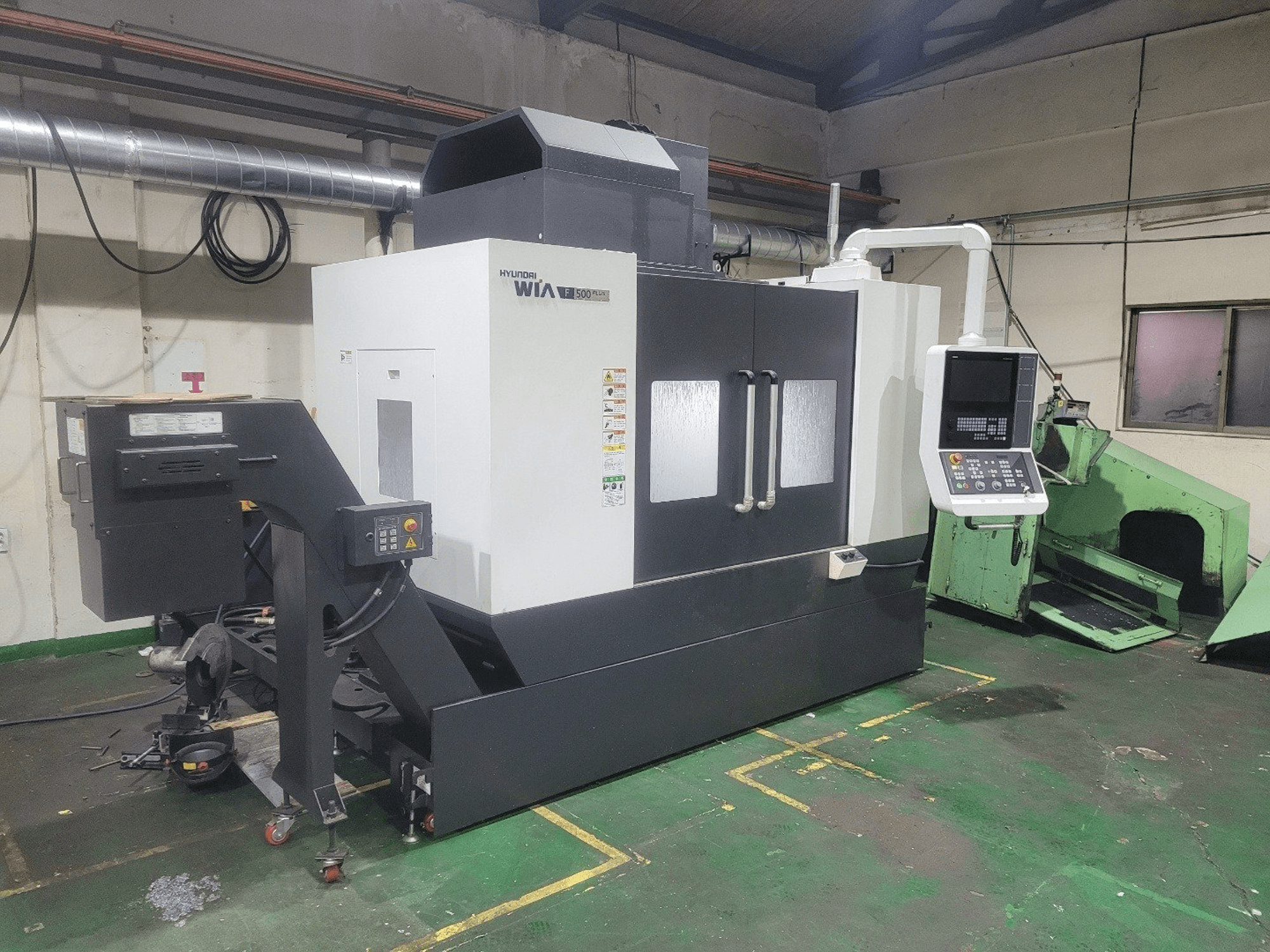 Vista Frontal da Hyundai Wia F500 PLUS máquina