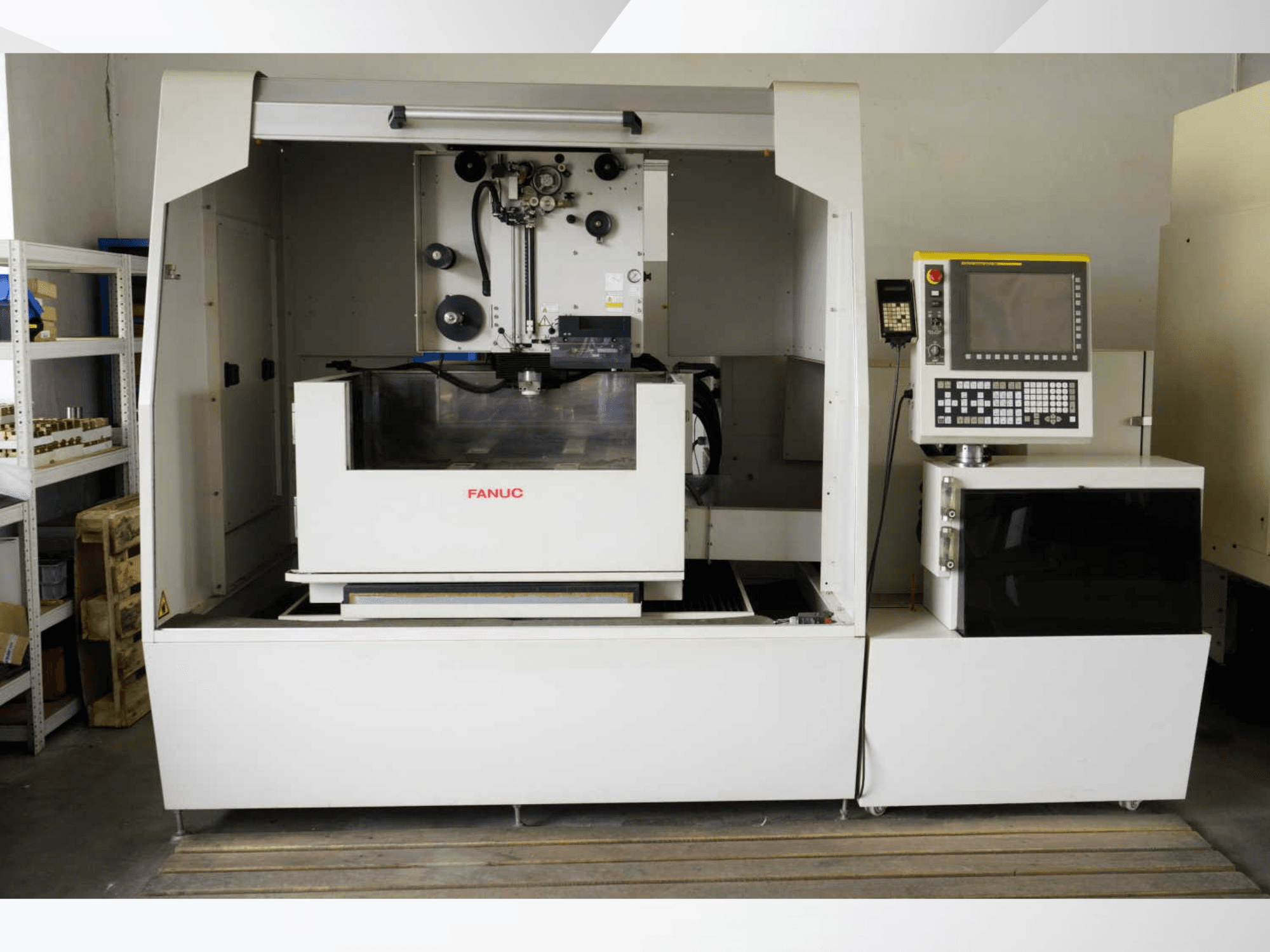 Máquina de eletroerosão por fio FANUC ROBOCUT alpha-1iD, vista frontal que mostra o painel de controlo e as características da área de trabalho.
