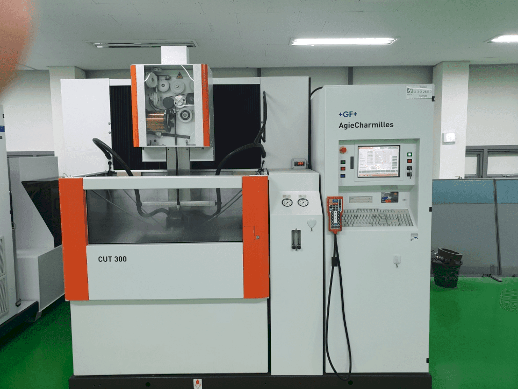 Vista Frontal da AGIE CUT 300 máquina