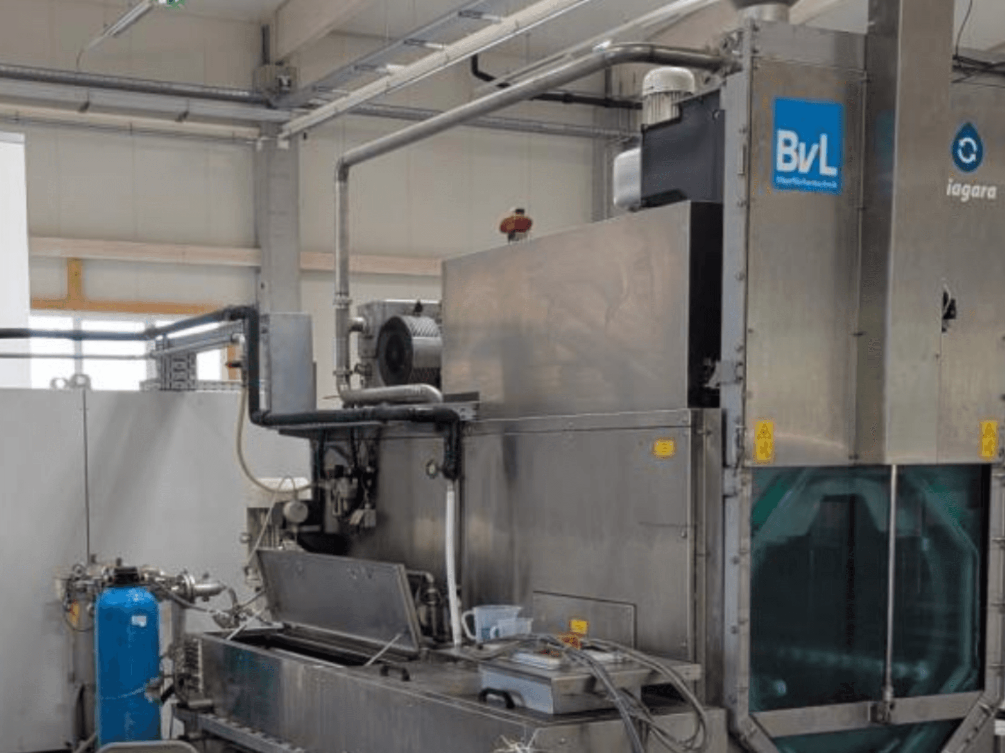 Máquina-ferramenta BvL Niagara DFS 800-2T num ambiente fabril, vista lateral que mostra a estrutura metálica e as mangueiras ligadas.