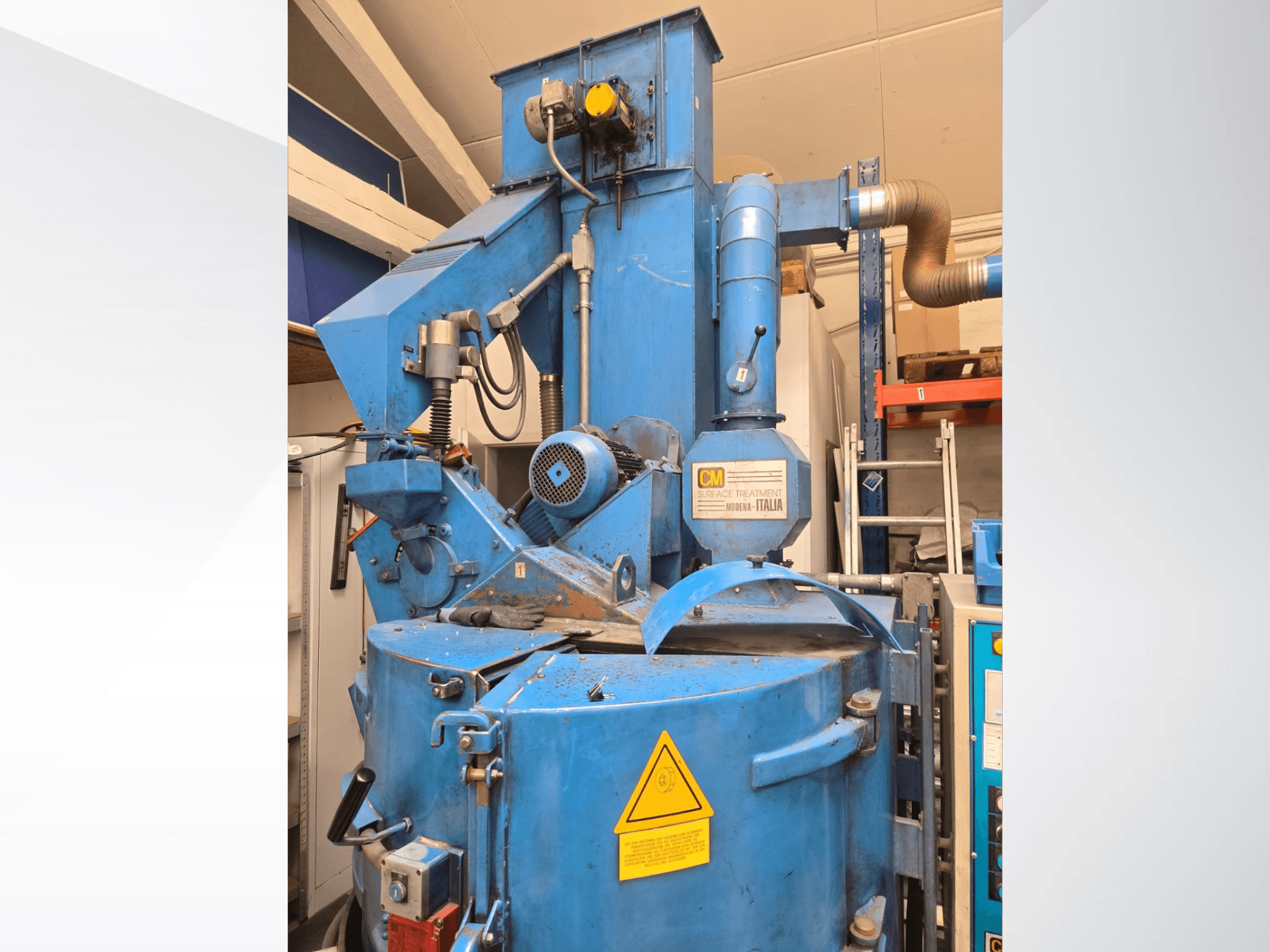 Máquina-ferramenta C.M. T-10 na cor azul, com o motor, os tubos e o painel de controlo visíveis; vista frontal que destaca o seu design industrial.