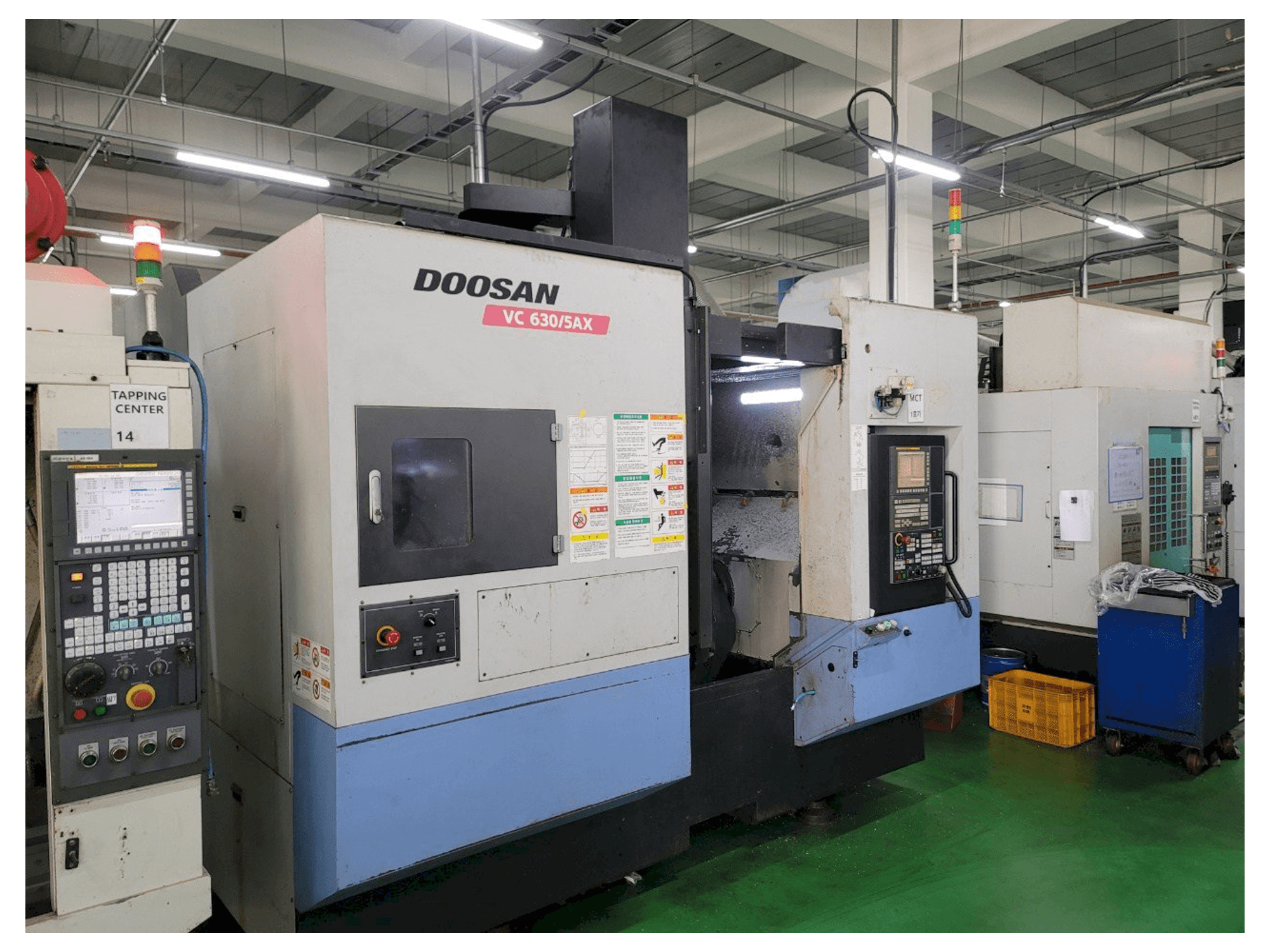 Vista Frontal da Doosan VC 630/5AX máquina