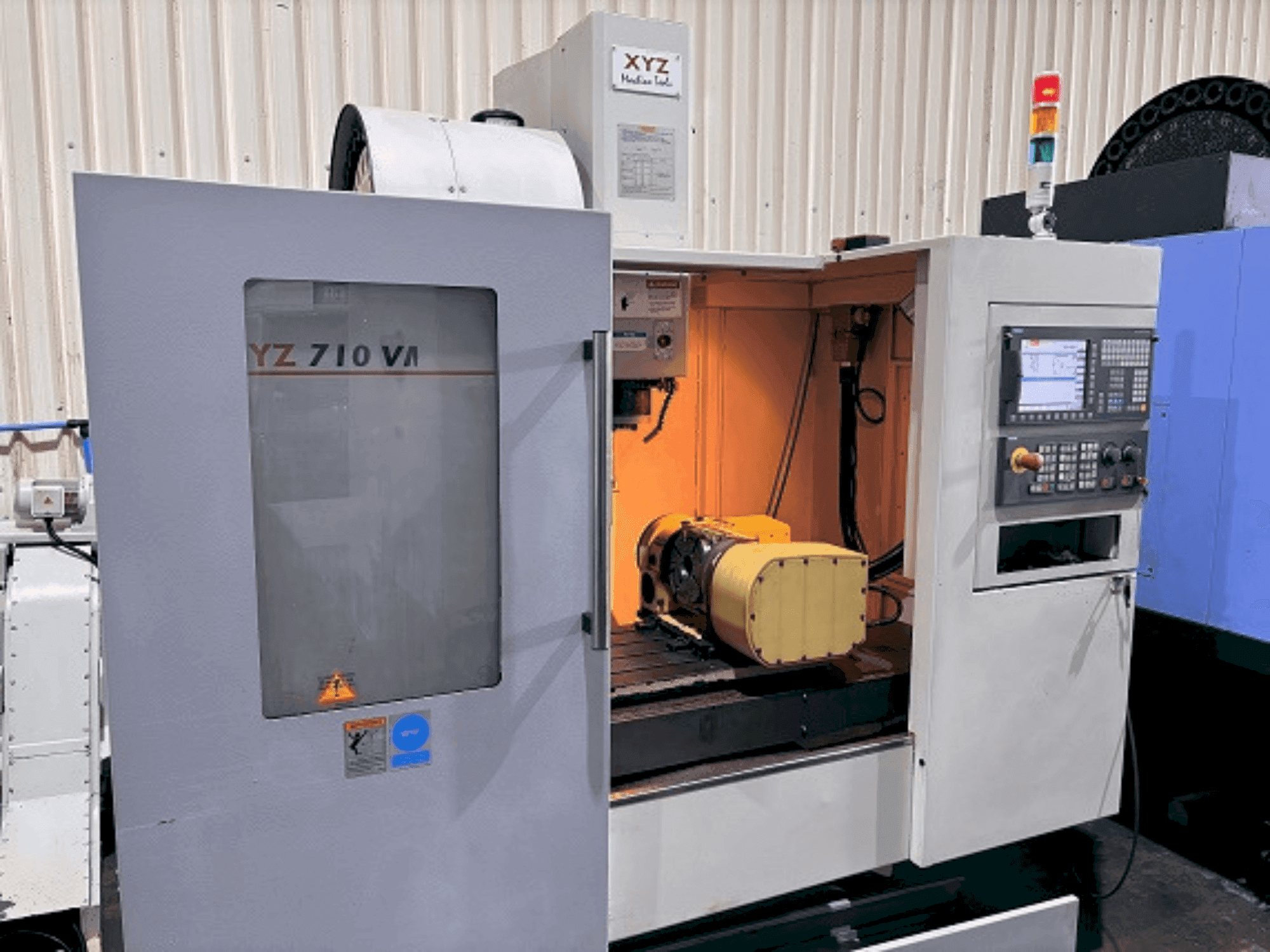 Vista Frontal da XYZ 710 VMC máquina