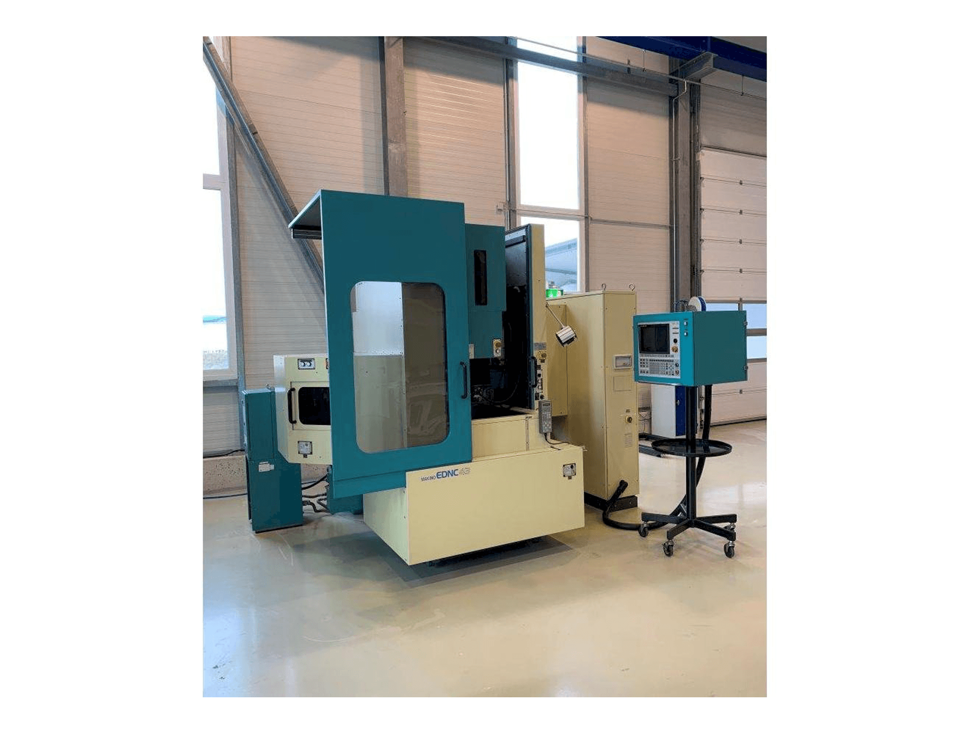 Vista Frontal da Makino EDNC43 máquina